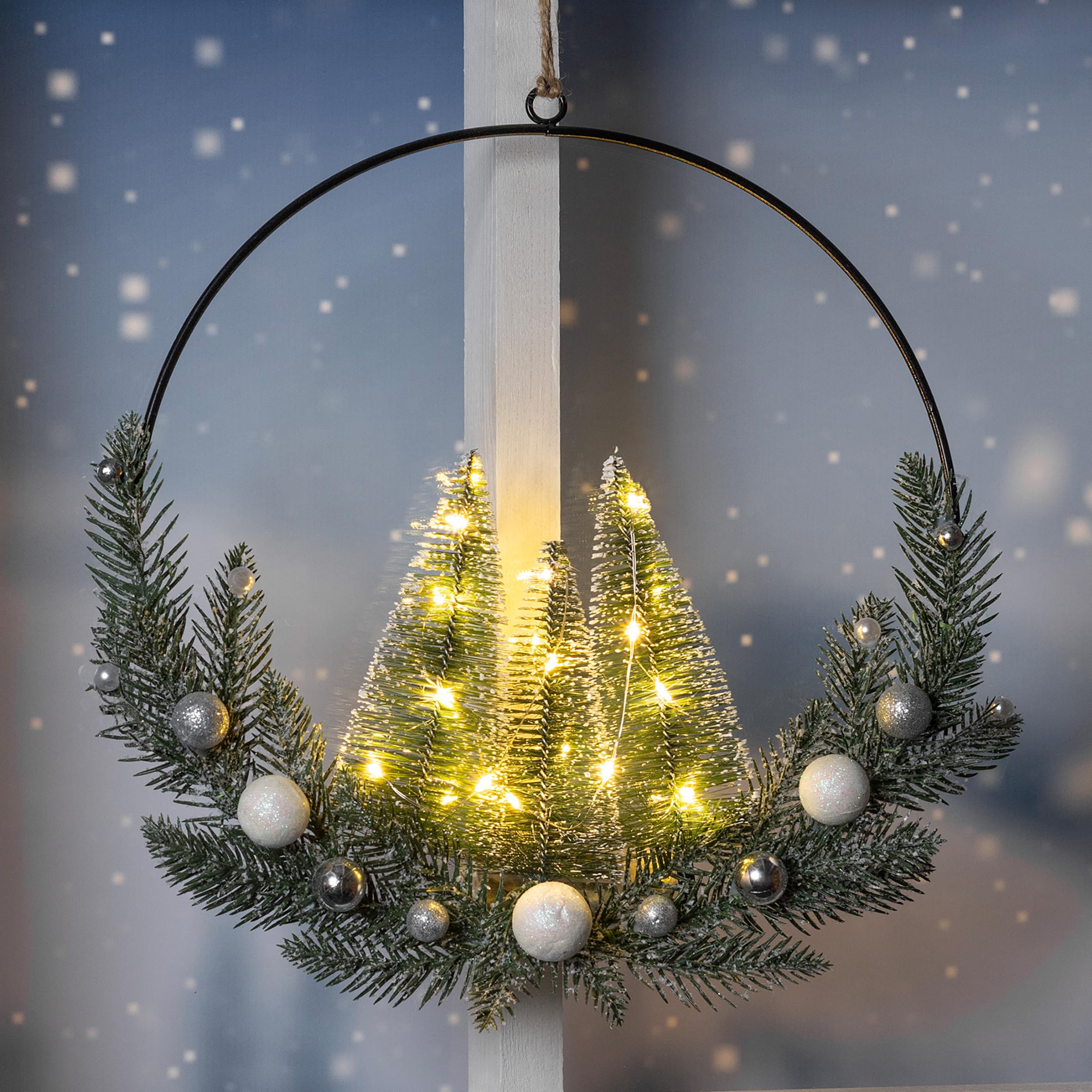LED Metall Dekoring mit Tannen und Weihnachtskugeln - 30 cm - Weihnachts Deko Aufhänger warm weiß beleuchtet Batterie betrieben