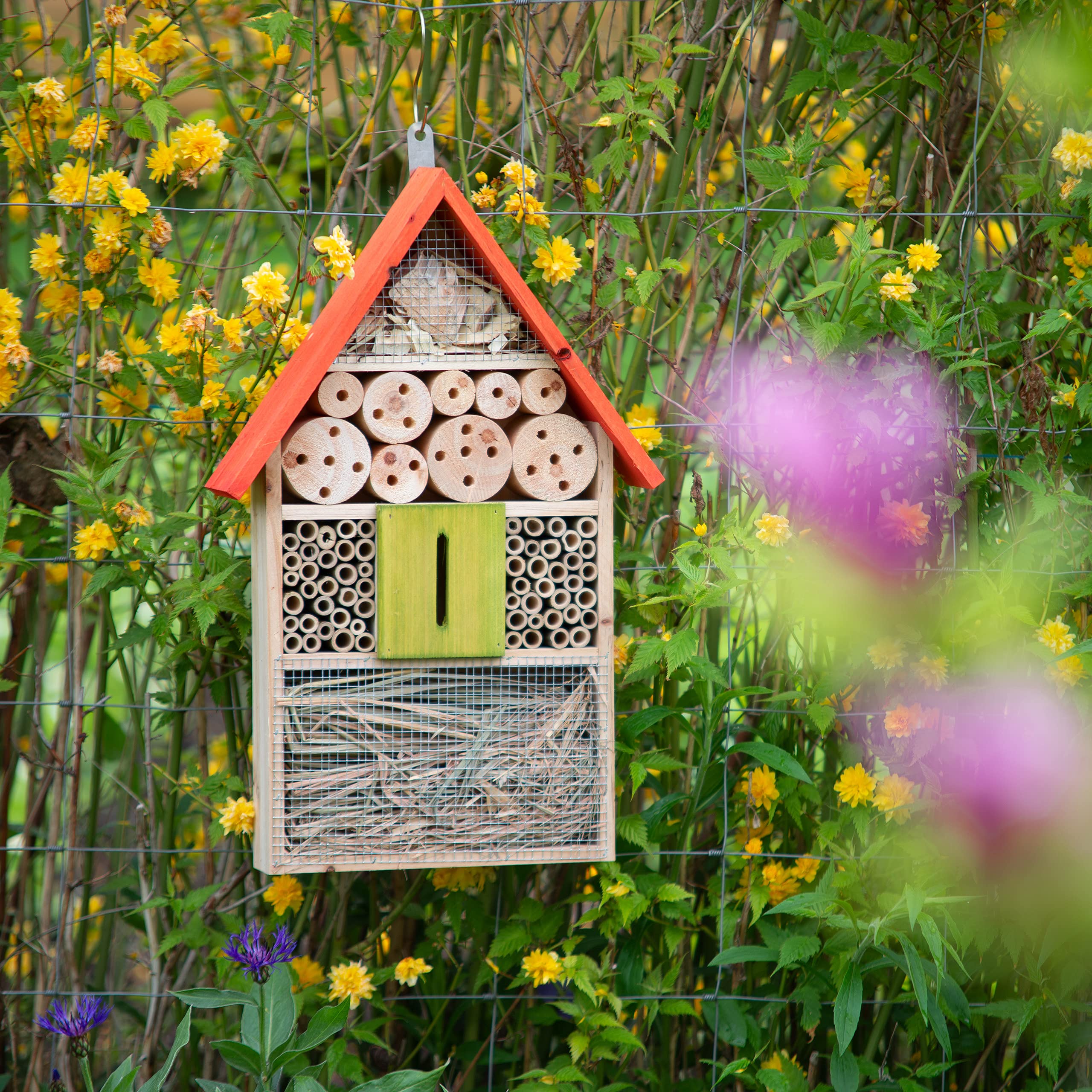 Relaxdays Insektenhotel für Schmetterlinge, Käfer, Bienenhaus zum Aufhängen, Balkon, HxBxT: 48,5 x 31 x 7 cm, Mehrfarbig