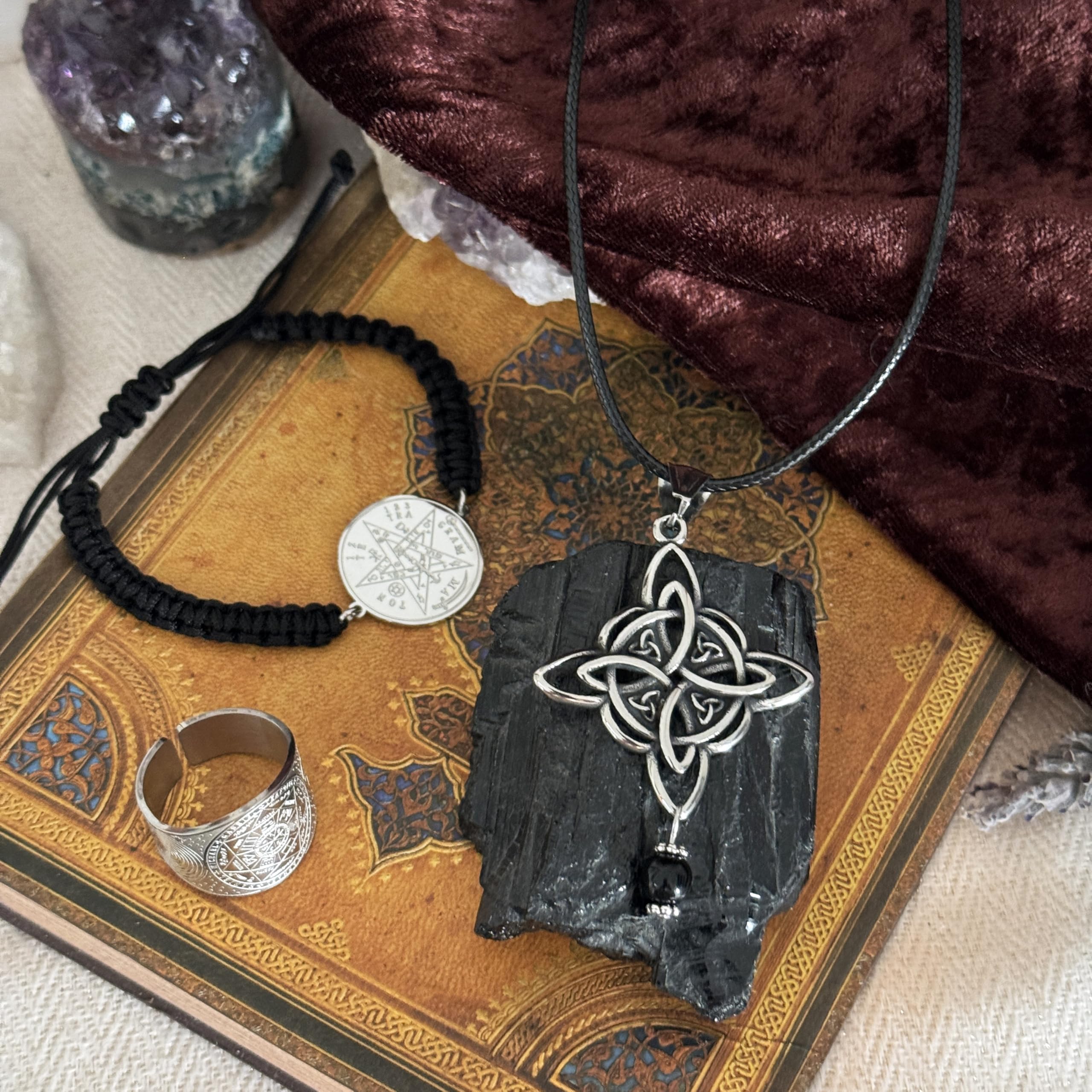 Simboliks Pack de 3 piezas: Triple Protección Esotérica, Colgante Nudo de Bruja con Ónix, Pulsera Tetragramatón y Anillo Sello de 7 Arcángeles, Acero Inoxidable, Amuleto contra Mal de Ojo y Hechizos
