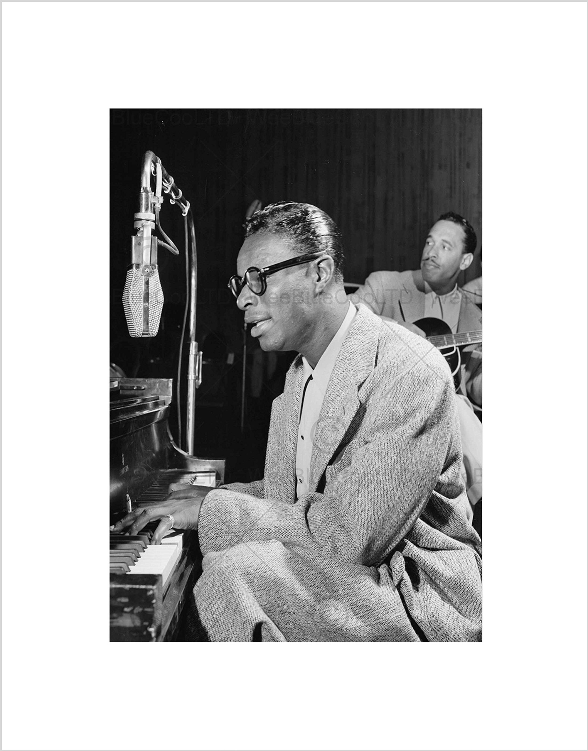 Wee Blue Coo VINTAGE PHOTOGRAPH MUSIC LEGEND NAT KING COLE PIANO BLACK FRAMED ART PRINT B12X3753