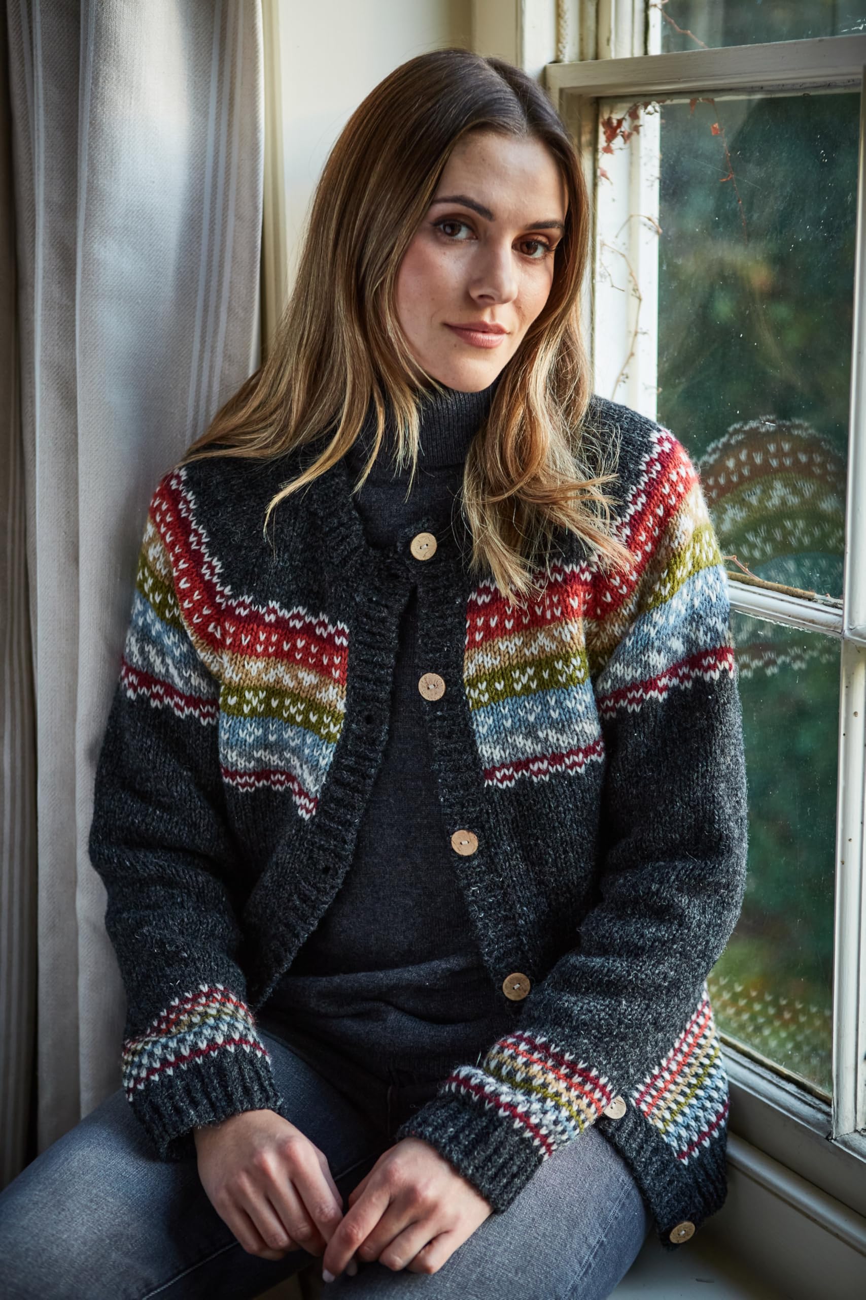 Pachamama Cardigan en laine fine tricotée à la main pour femme Fair Isle nordique anthracite coloré fait à la main chaud boutonné commerce équitable