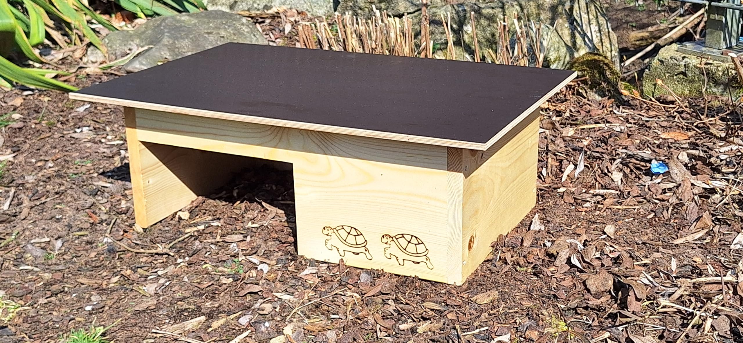 Maison de tortue de qualité supérieure (SH10) en bois massif de 20 mm - Résistante aux intempéries avec fond et porte - Ventilation réglable - Enclos pour tortues - Résistant aux intempéries