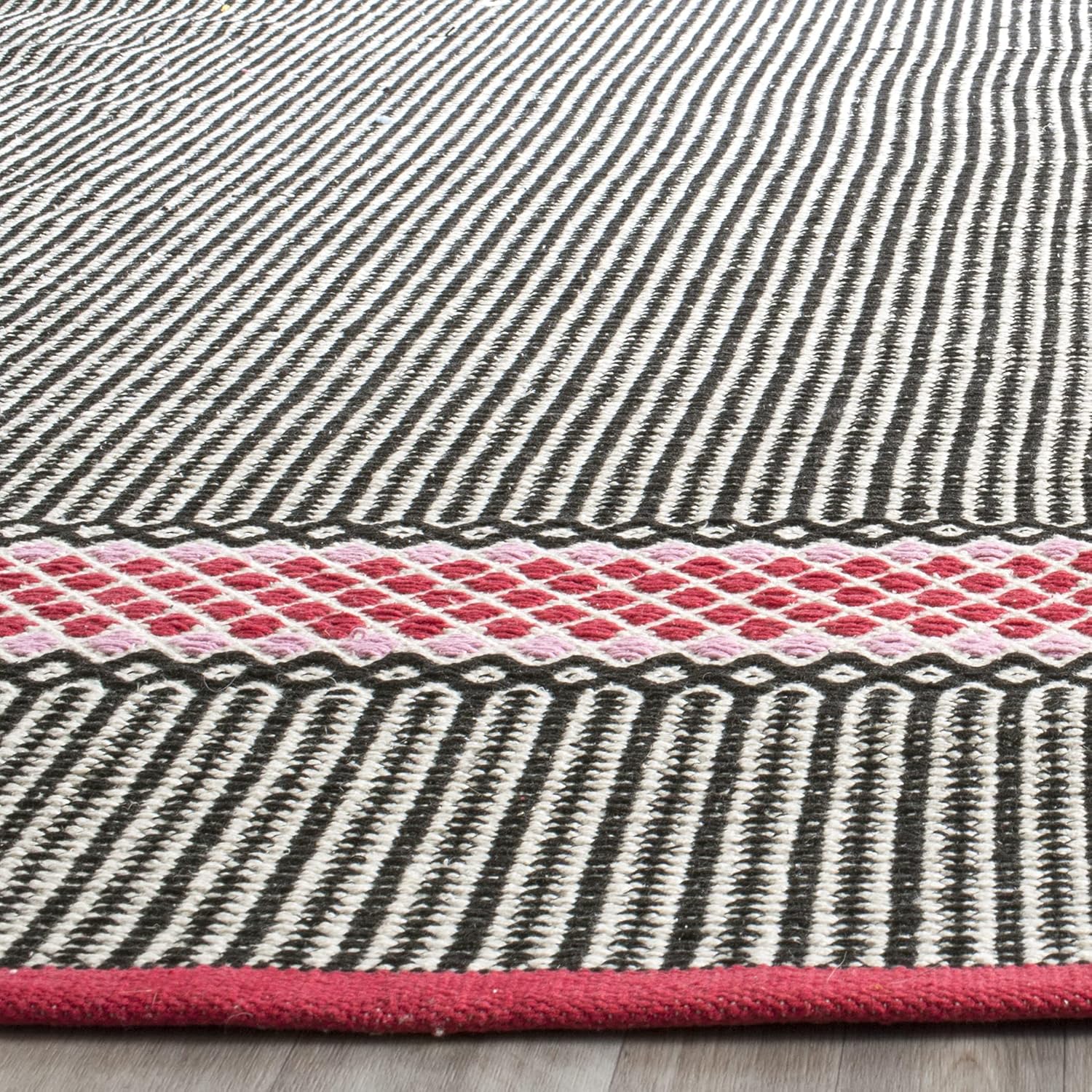 SAFAVIEH Montauk Collection Accent Rug - 2'3" x 3'9", Light Pink & Multi, Handmade Cotton, Ideal for High Traffic Areas in Entryway, Living Room, Bedroom (MTK820P)