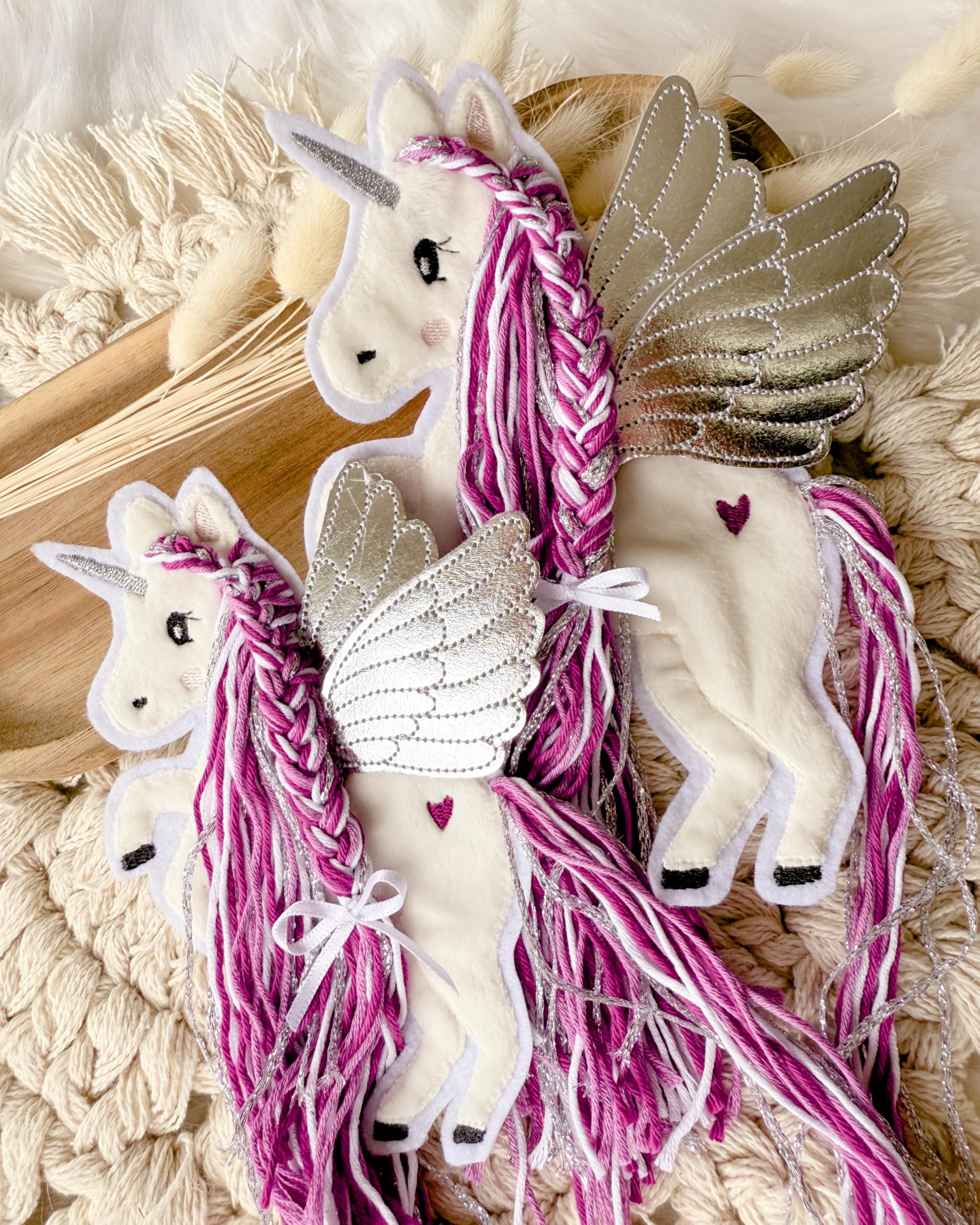 Applikation Pegasus mit Wollmähne Pink Beere Silber Aufbügler Einhorn mit Flügel für DIY Schultüte Zuckertüte Bügelbild Patch Bügelpatch Pferd weiß Glitzer (Groß (14x19 cm))