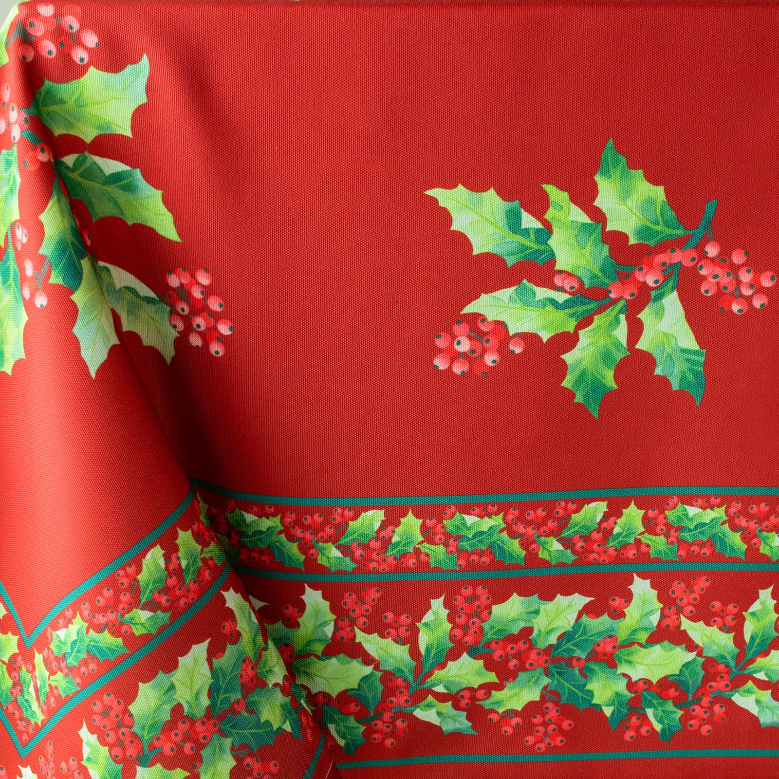Benson Mills Mantel de tela a prueba de derrames, diseño de acebo de invierno, vacaciones y Navidad (60 x 120 pulgadas, rectangular, acebo de invierno)