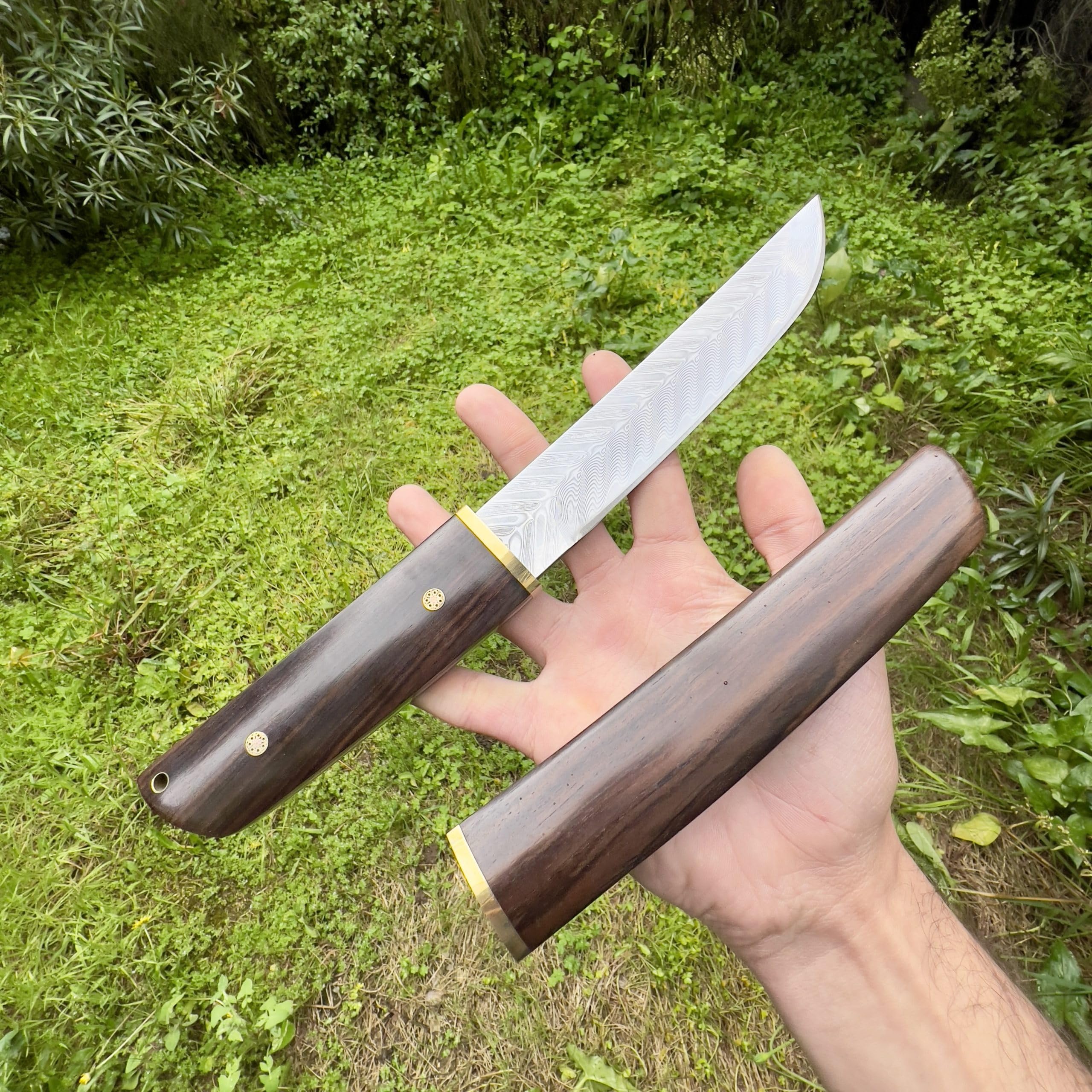 Coltello in Damasco Forgia a Mano, Stile Giapponese, Lama Fissa con Manico in Legno e Custodia Integrale Legno Collezione Custom