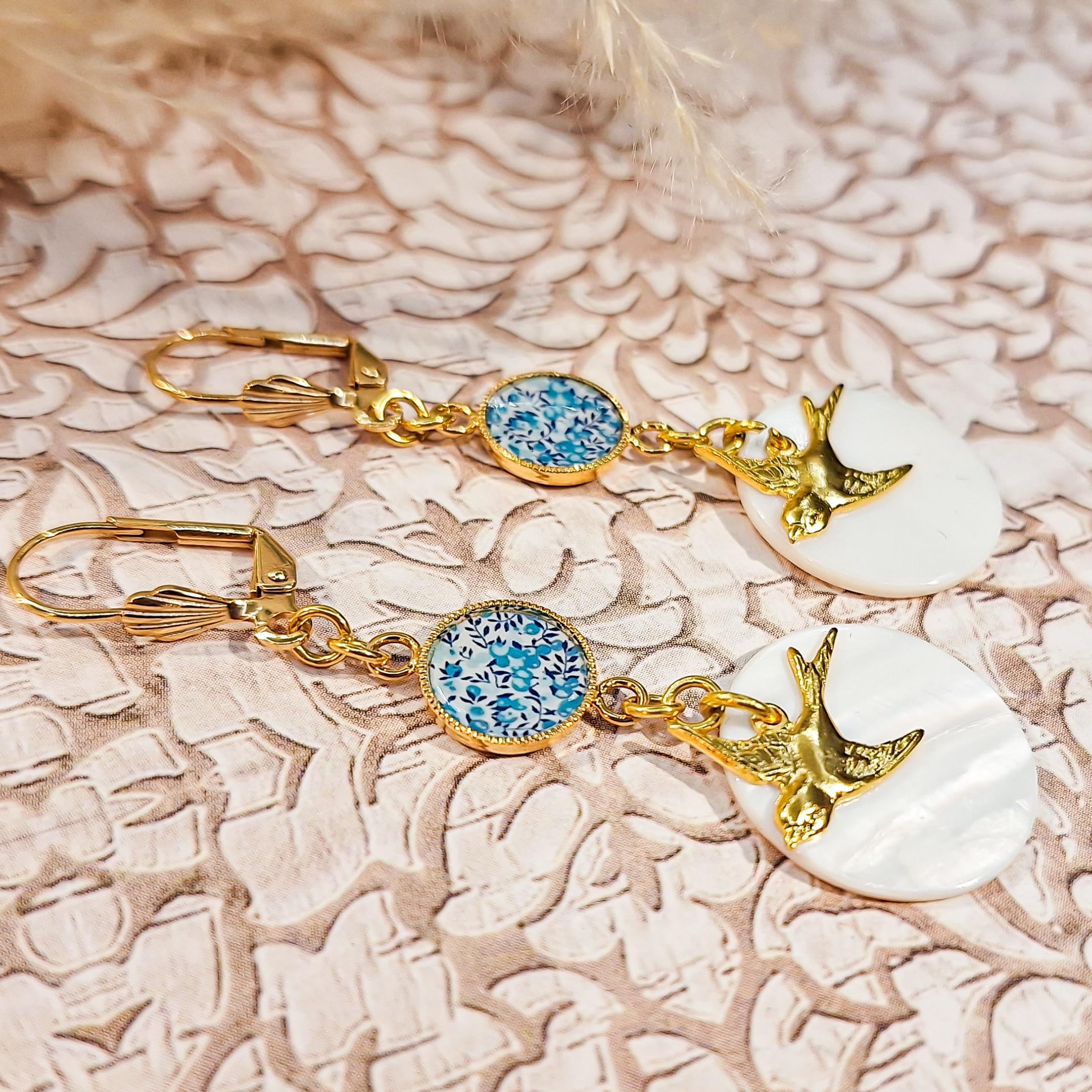 Orecchini in resina uccello fiori madreperla oro ottone turchese bianco