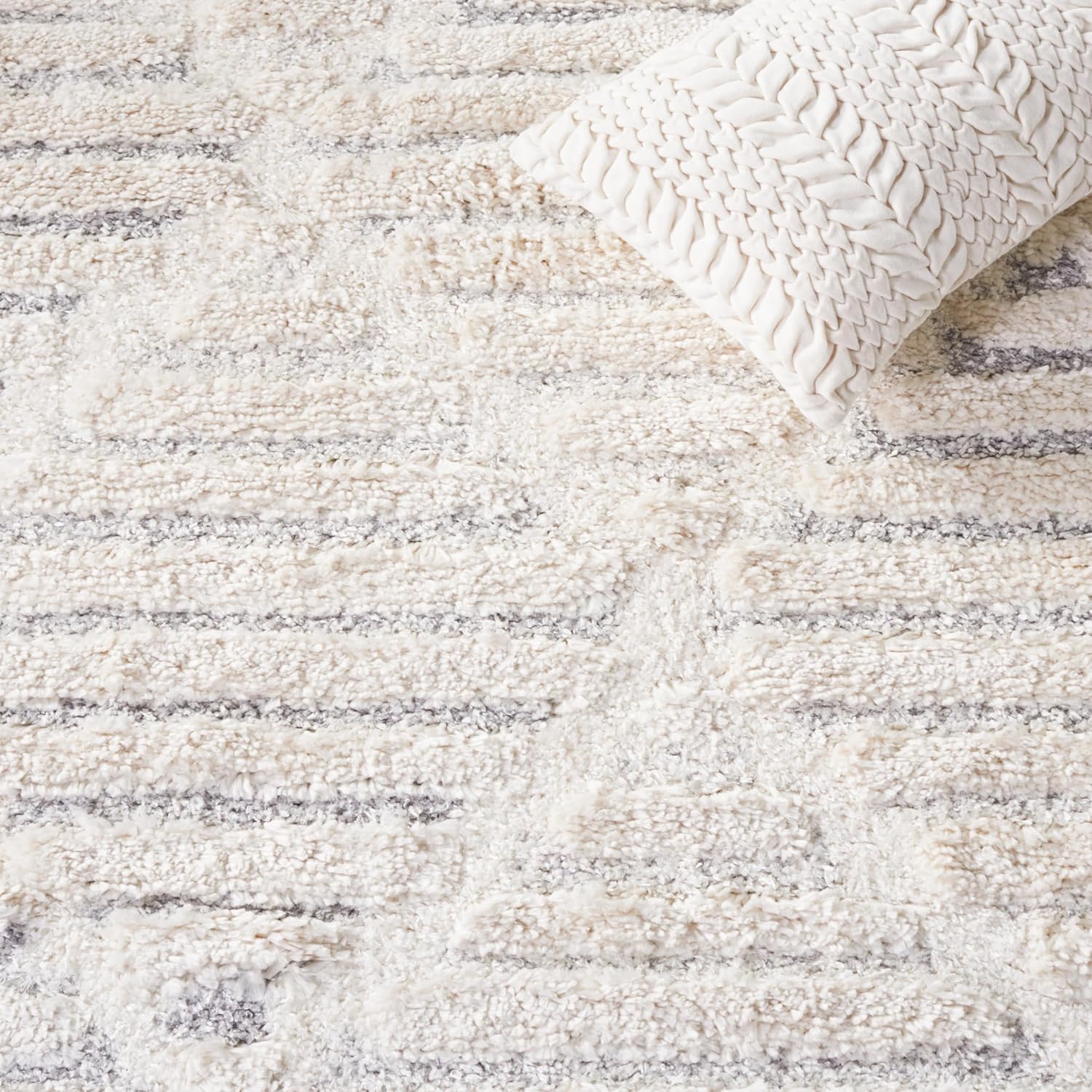 SAFAVIEH Hi-Lo Shag Collection Area Rug - 5'3" x 7'6", Beige & Grey, Trellis Design, Non-Shedding & Easy Care, 1.6-inch Thick Ideal for High Traffic Areas in Living Room, Bedroom (HLS212B)