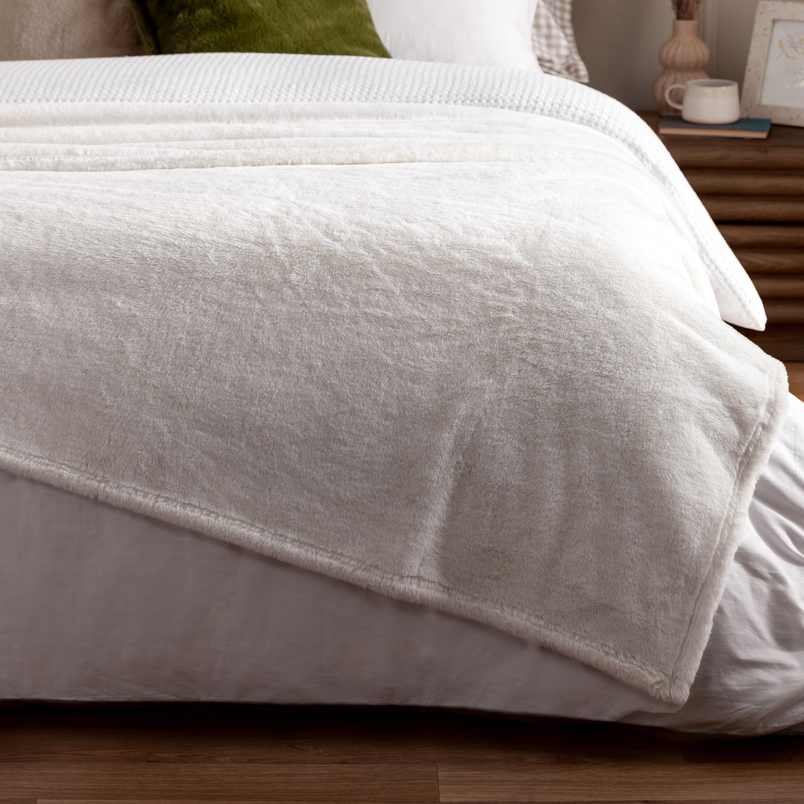 furn. Kallu Faux Fur Throw - Earthy Soft Fluffy Decorative Throw with Oxford Edge (Ecru - 150x200cm) - Image 3