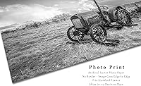 Vista 2 de Impresión de fotografía campestre (sin marco) Imagen en blanco y negro del clásico tractor McCormick-Deering en el día de la tormenta en Texas Farm