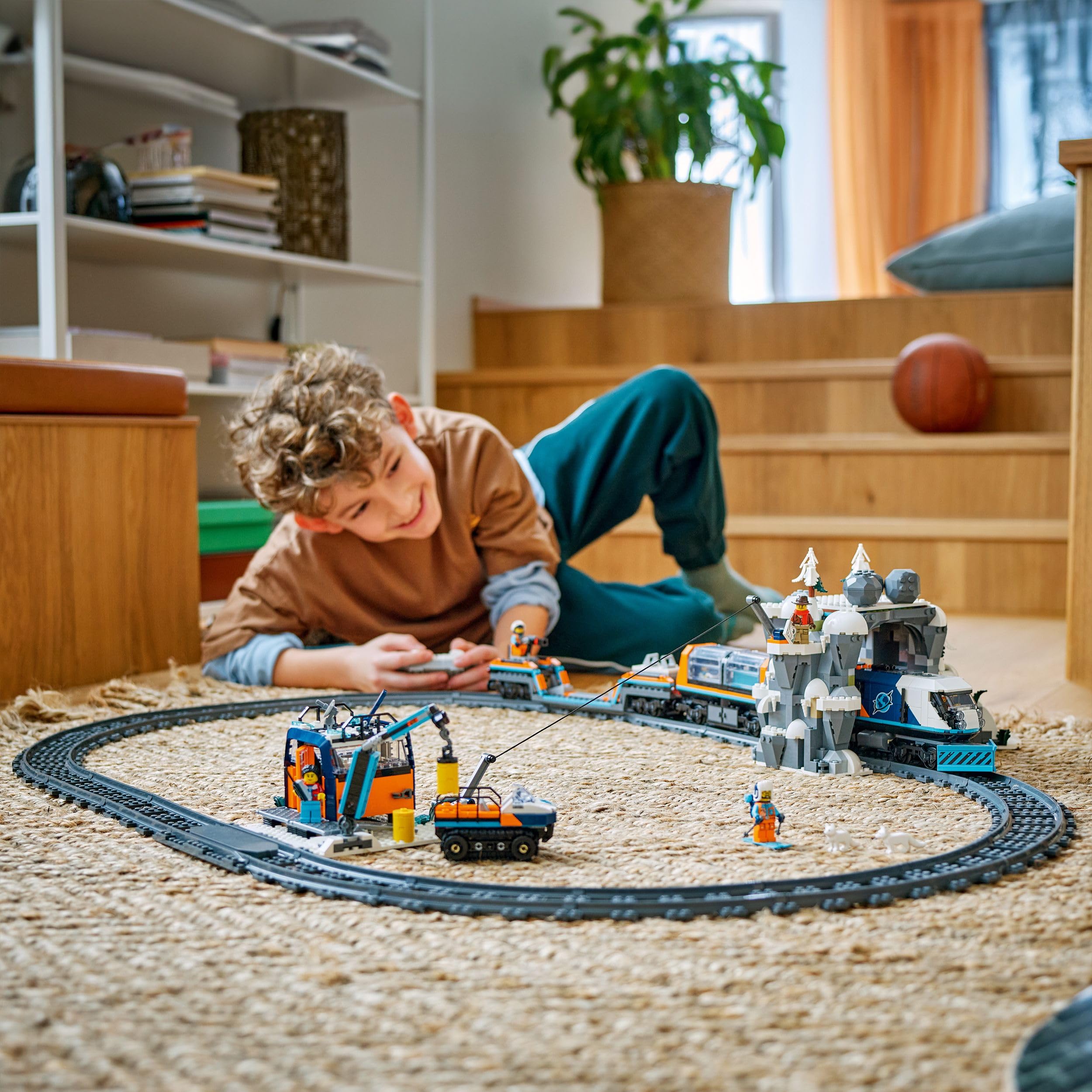 LEGO City Trains Arktis-Polarexpress - Spielzeug mit ferngesteuertem Zug - Schneepflug, 22 Gleissegmente, 6 Minifiguren & Felssturz-Funktion – Geschenk für Jungen & Mädchen ab 7 Jahren - 60470