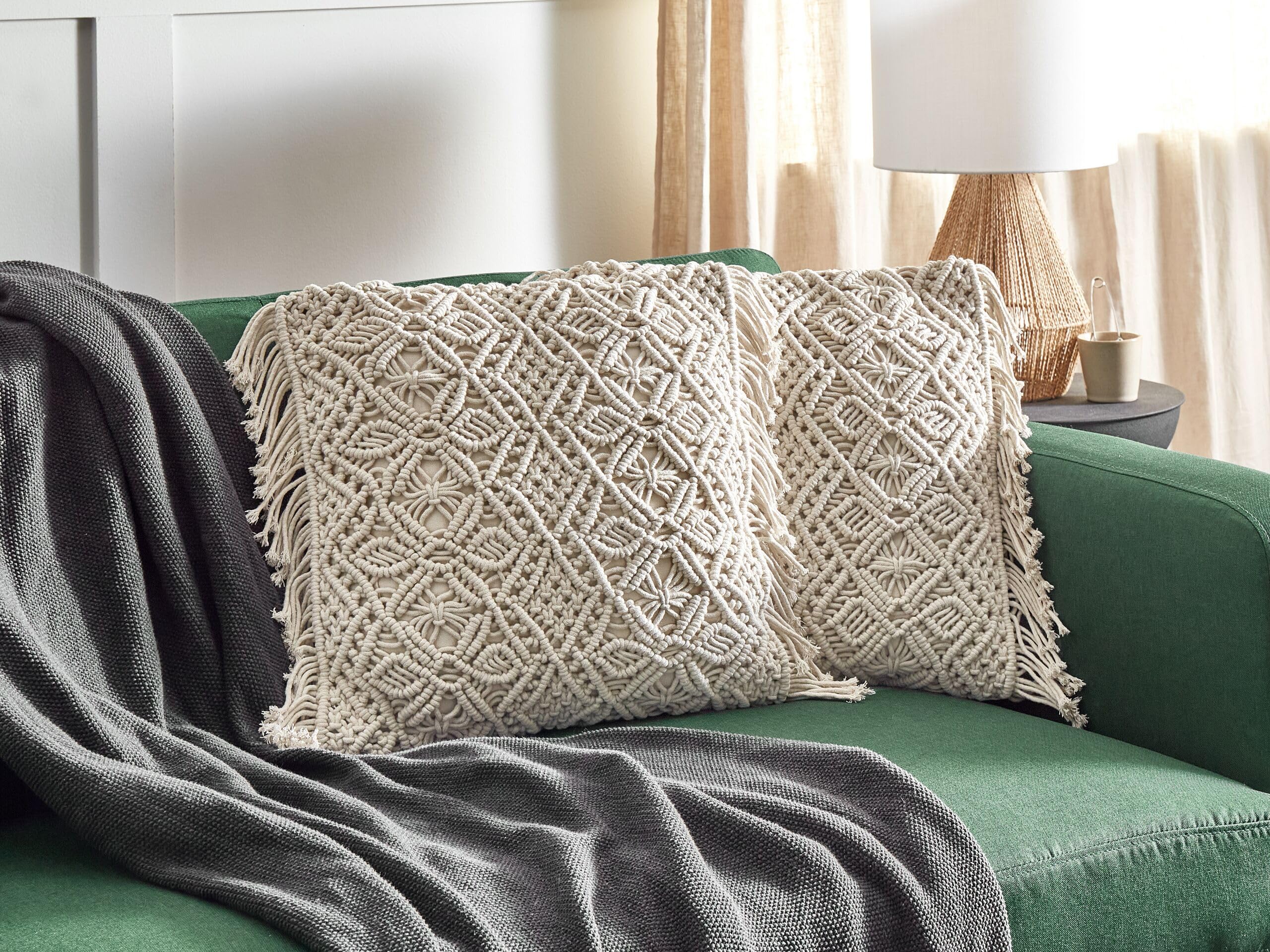 Beliani Dekokissen 2er Set Baumwolle beige 45 x 45 cm Makramee Design mit Fransen Pattan