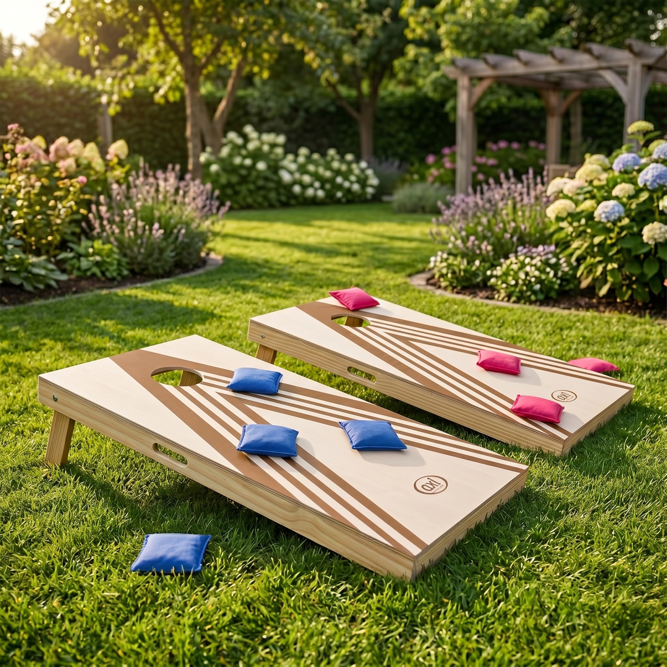 AXI Cornhole-Set Plus mit 2 Holzbrettern - Beanbag-Wurfspiel für drinnen und draußen - inklusive 8 Cornhole-Säckchen und Tragetasche - zusammenklappbares Holzbrett - Gartenspiel.