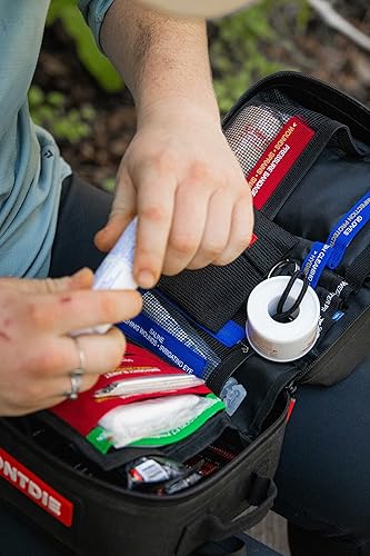 Miniatura 9 de Uncharted Supply Co. First Aid Plus - Kit de primeros auxilios y supervivencia impermeable con respaldo MOLLE Rip-Away - Repleto de suministros