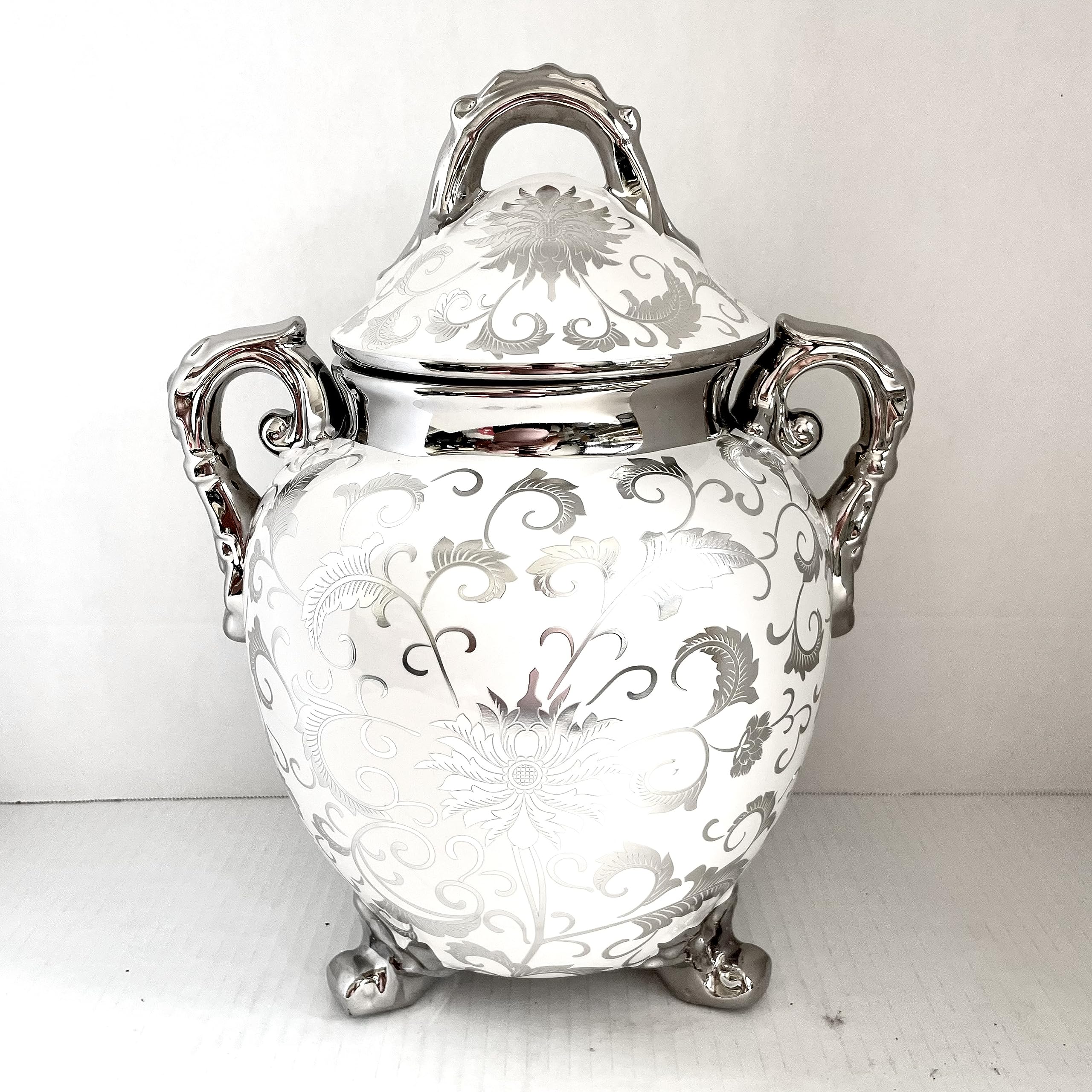 Sopera para Obatala Blanca con acentos plateados/ObatalaTureen with silver accents.