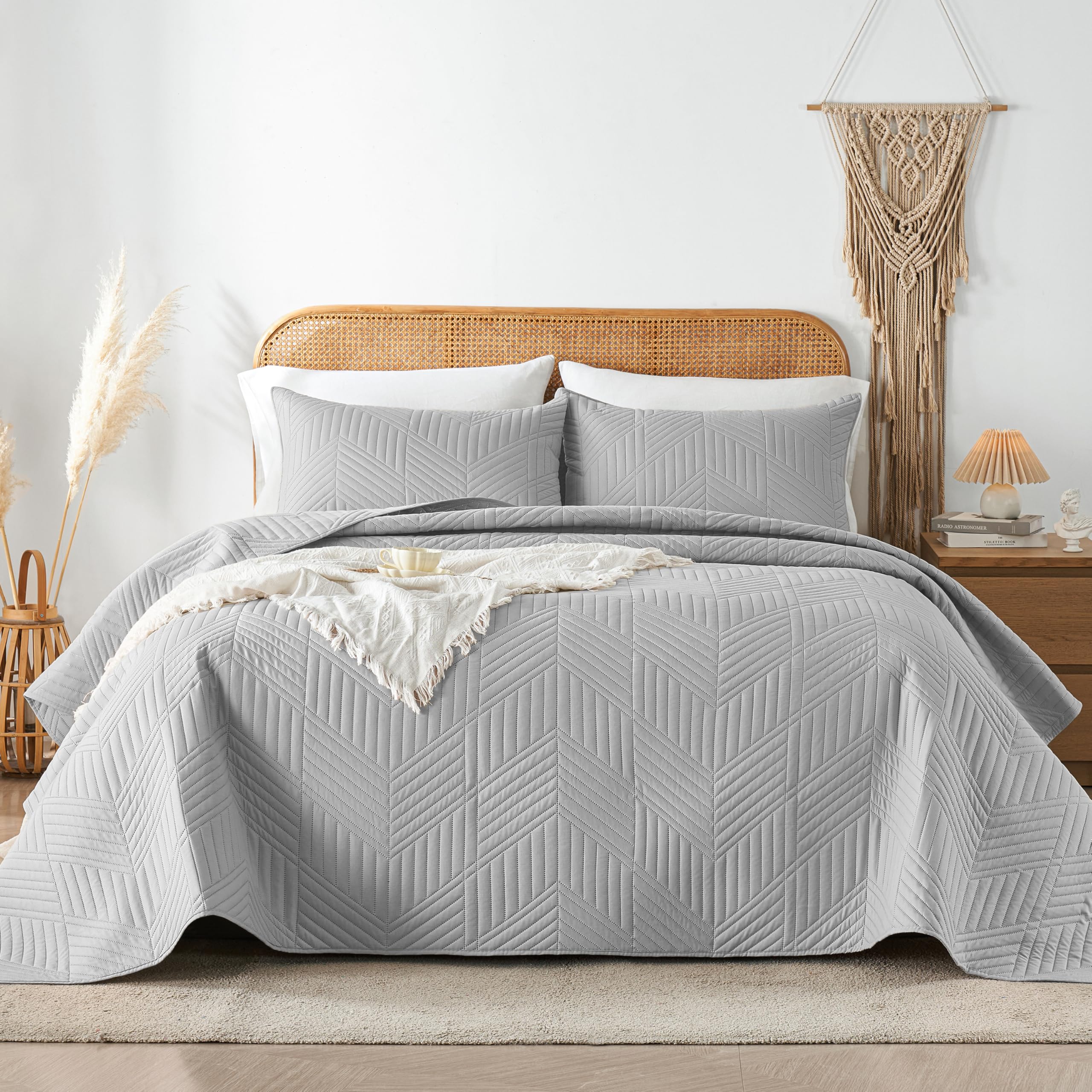 Davulos King Quilt Bedding Set,Light Grey Ultrasonic King/Cal King Quilt Set Reversible Microfiber Bedspread,Lightweight Soft Modern Geometric Coverlet Set for All Seasons(1 Quilt,2 Pillow Shams)