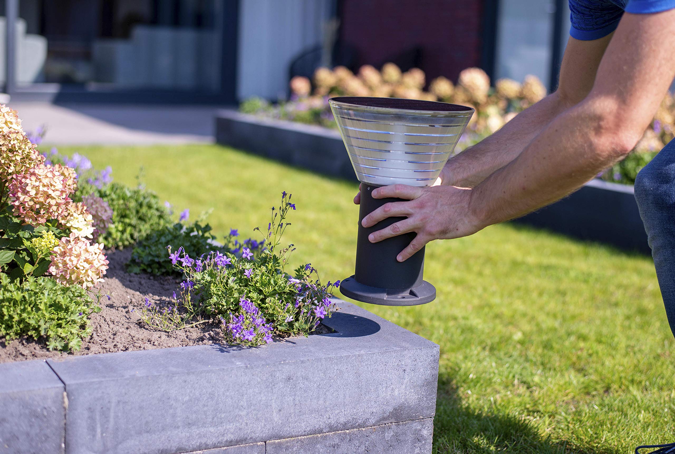Iplux | Lampe solaire de jardin | Rome 30cm | Lampe solaire d'extérieur à LED sur pied à énergie solaire | Haute qualité | Durée d'éclairage 15 heures | 400 Lumens | Lumière blanche chaude