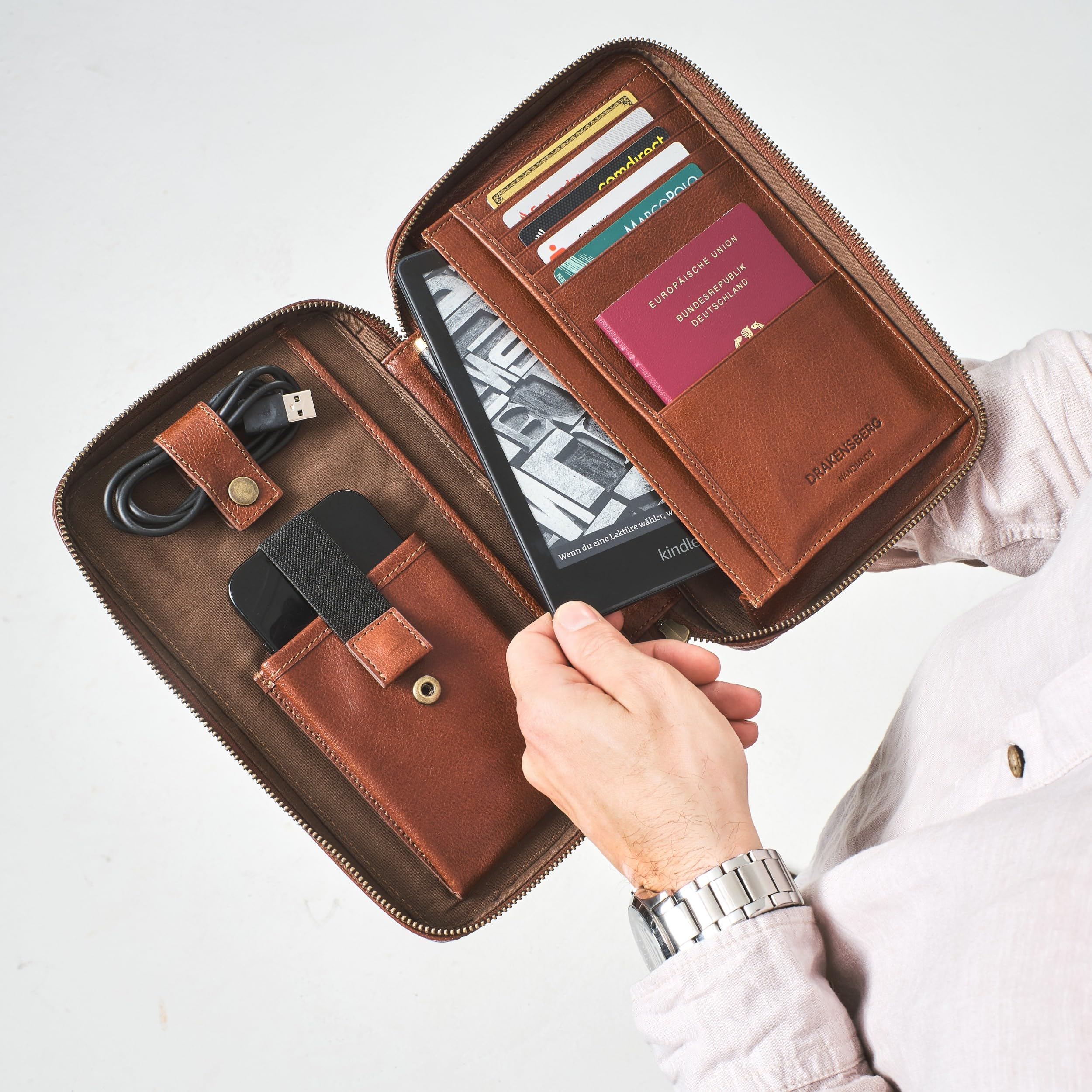 DRAKENSBERG Kate DR00318 - Organizer da viaggio universale per Kindle e lettori di eBook fino a 7", realizzato a mano, in pelle di bufalo, retro vintage, marrone Avana