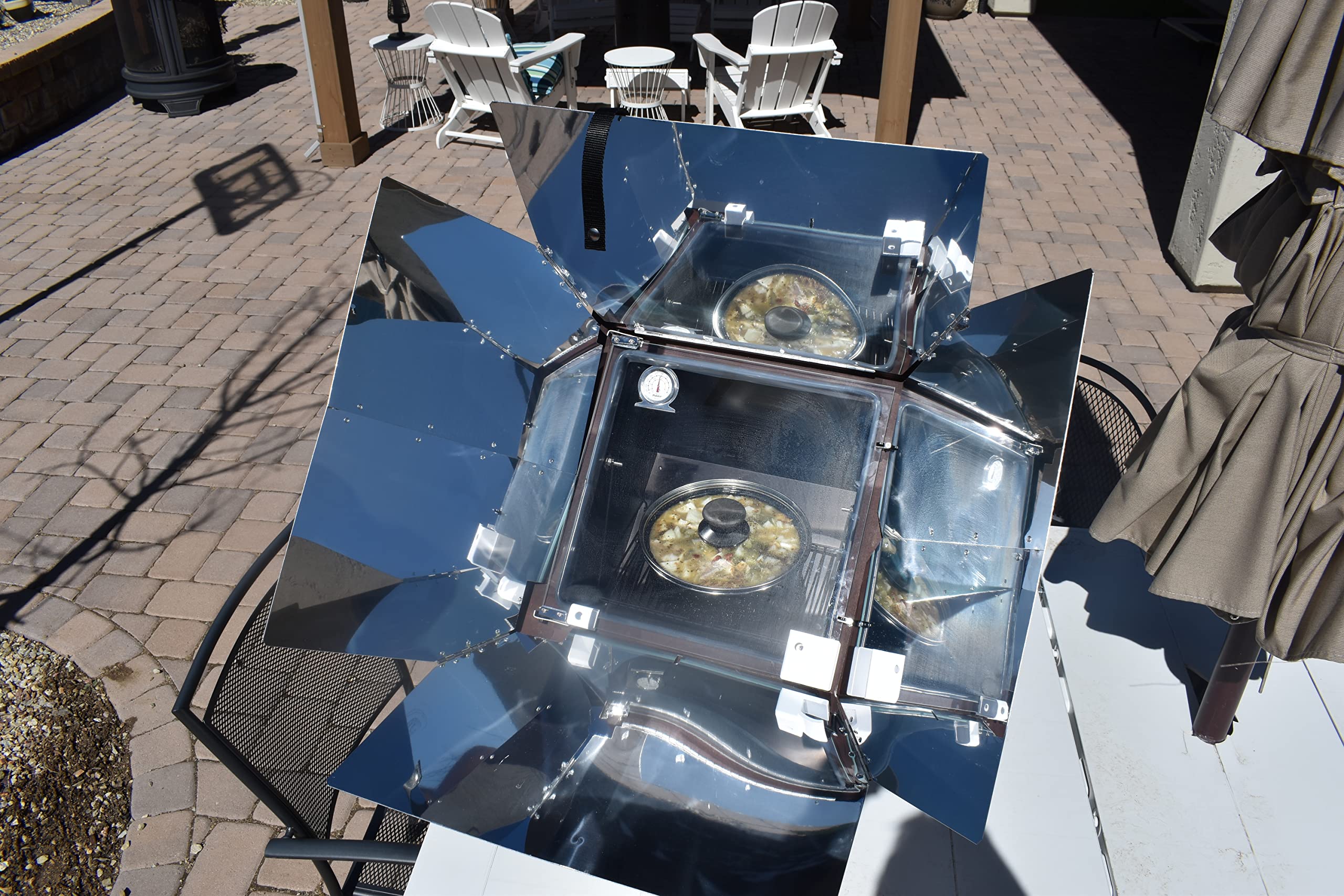 Le four/déshydrateur solaire officiel All-American Sun Oven ** Cuisinez les favoris de la famille dans votre jardin en utilisant uniquement de l'énergie solaire propre. ** Rôtir, mijoter,