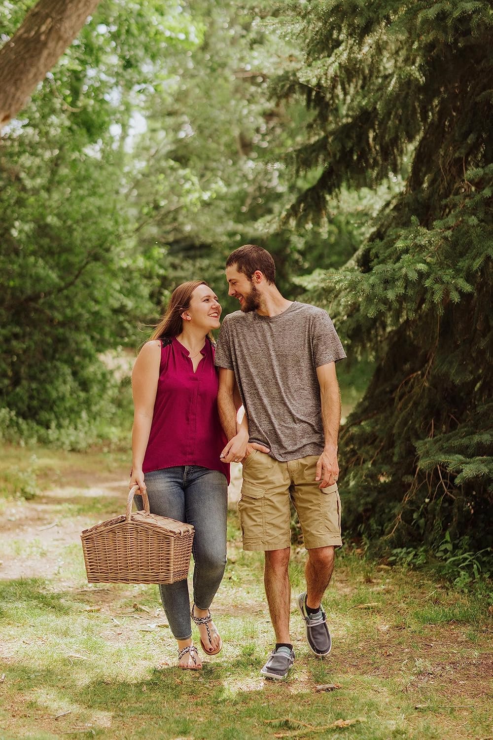 Picnic TIME Piccadilly Picnic Basket for 2, Romantic Vintage English-Style Wooden Basket, Complete Deluxe Service for Two with Fully-Lined Interior and Double-lid Design, (Natural Canvas)