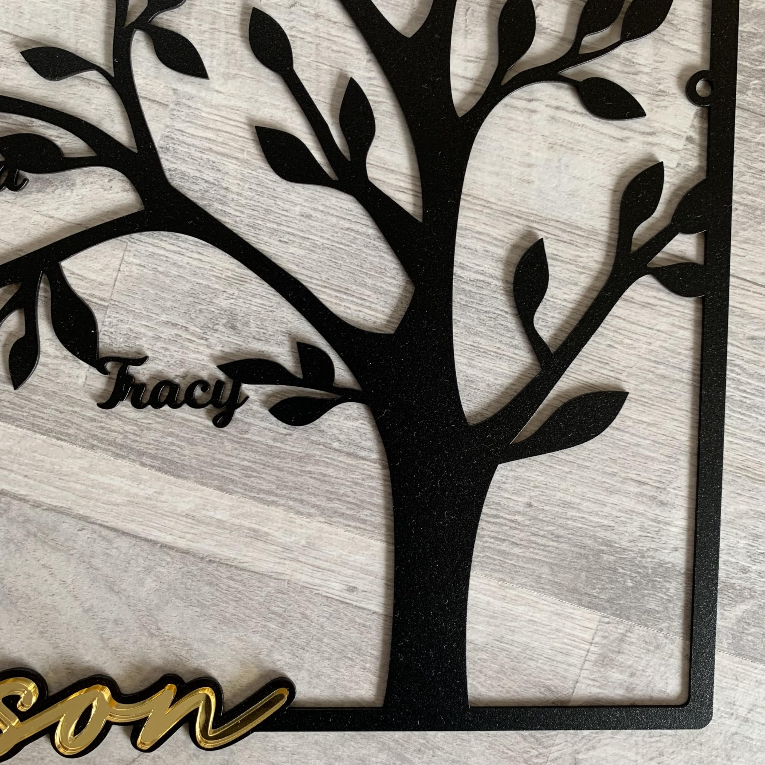 FranJohnsonHouse Personalisiertes Metall Baumschild mit Familiennamen – Stammbaum Wanddeko mit Vornamen, Baum des Lebens, Individuelles Geschenk für Familie, Hochzeit, Jubiläum (Design 2)