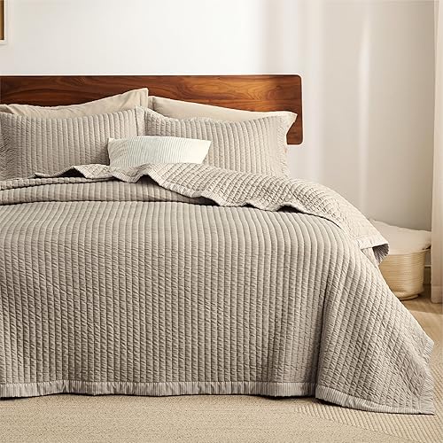Bedsure Juego de edredón tamaño Queen de color gris pardo, colcha ligera con patrón de pana, juego de 3 piezas con colcha de 90 x 96 pulgadas y 2