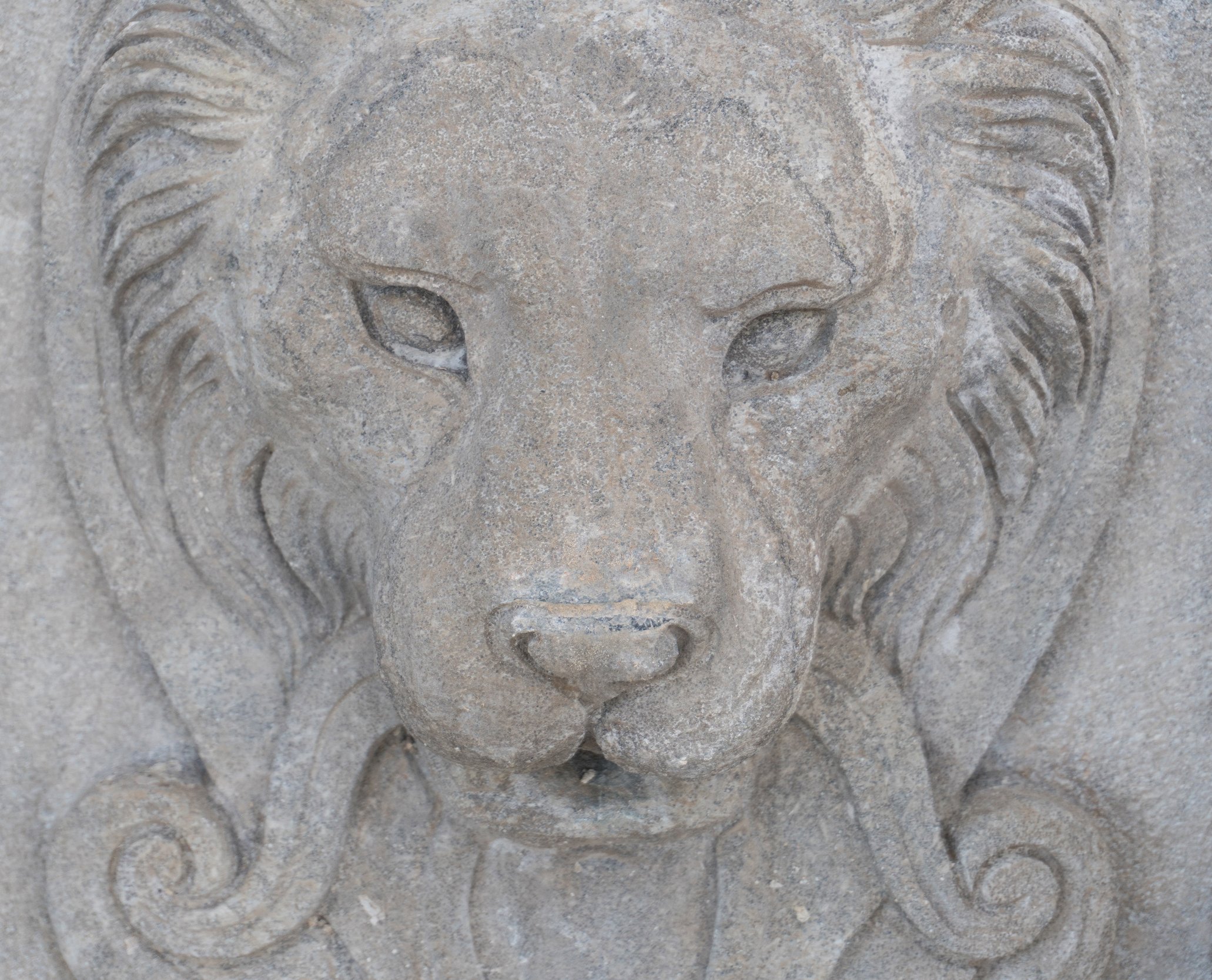Frontone in pietra L40xPR13xH40 cm