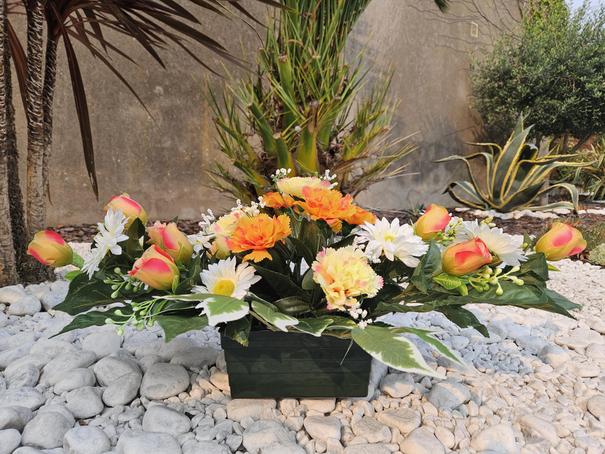 Composition de Fleurs Artificielles Lesté Ciment pour Une Parfaite Tenu à L' Extérieur. Réalisé par Nos Soins. Fleurs de Qualité.