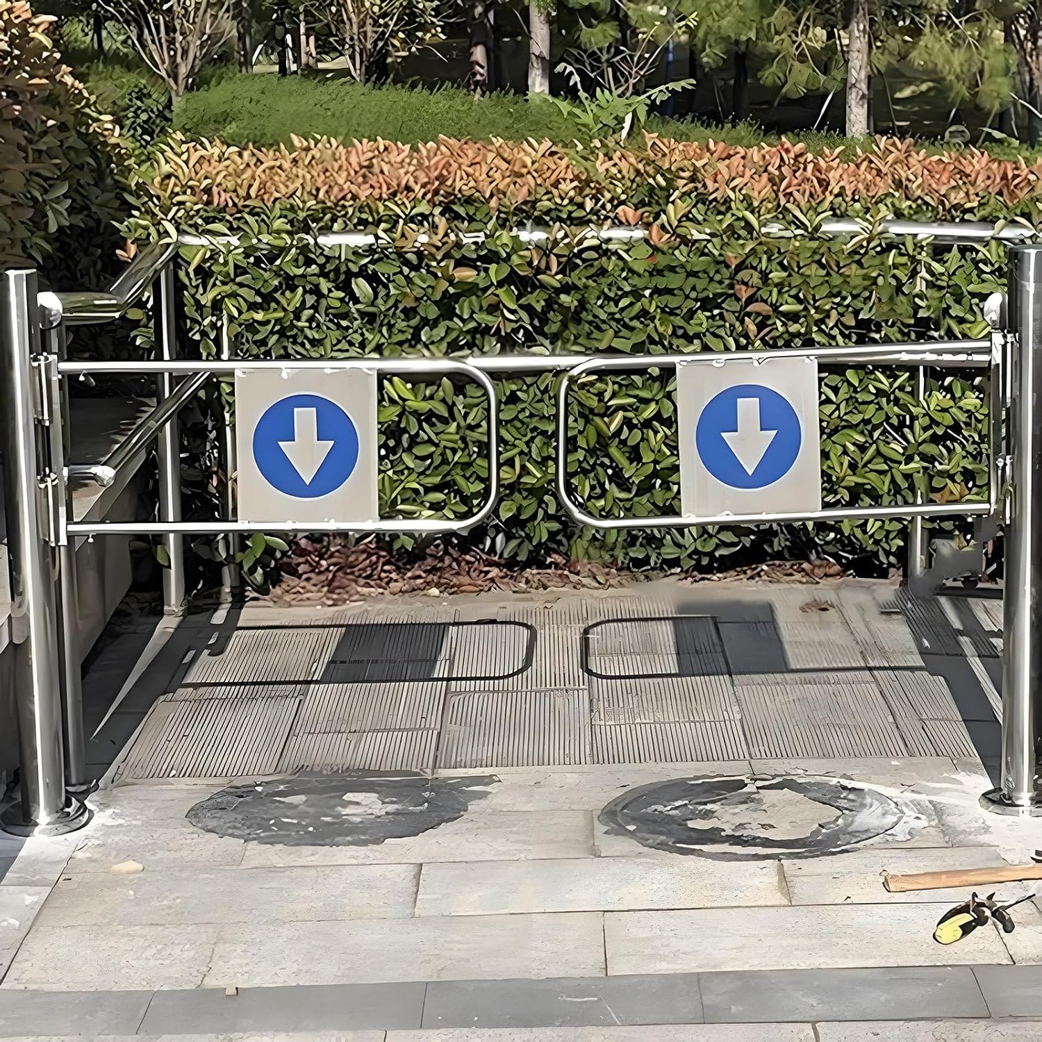 Supermarket Entrance Security Swing Gate, Spring-Loaded Manual Door for Store/Library, 90° Access, Durable Safety Gate, 110x100cm, Ideal for High Traffic Areas