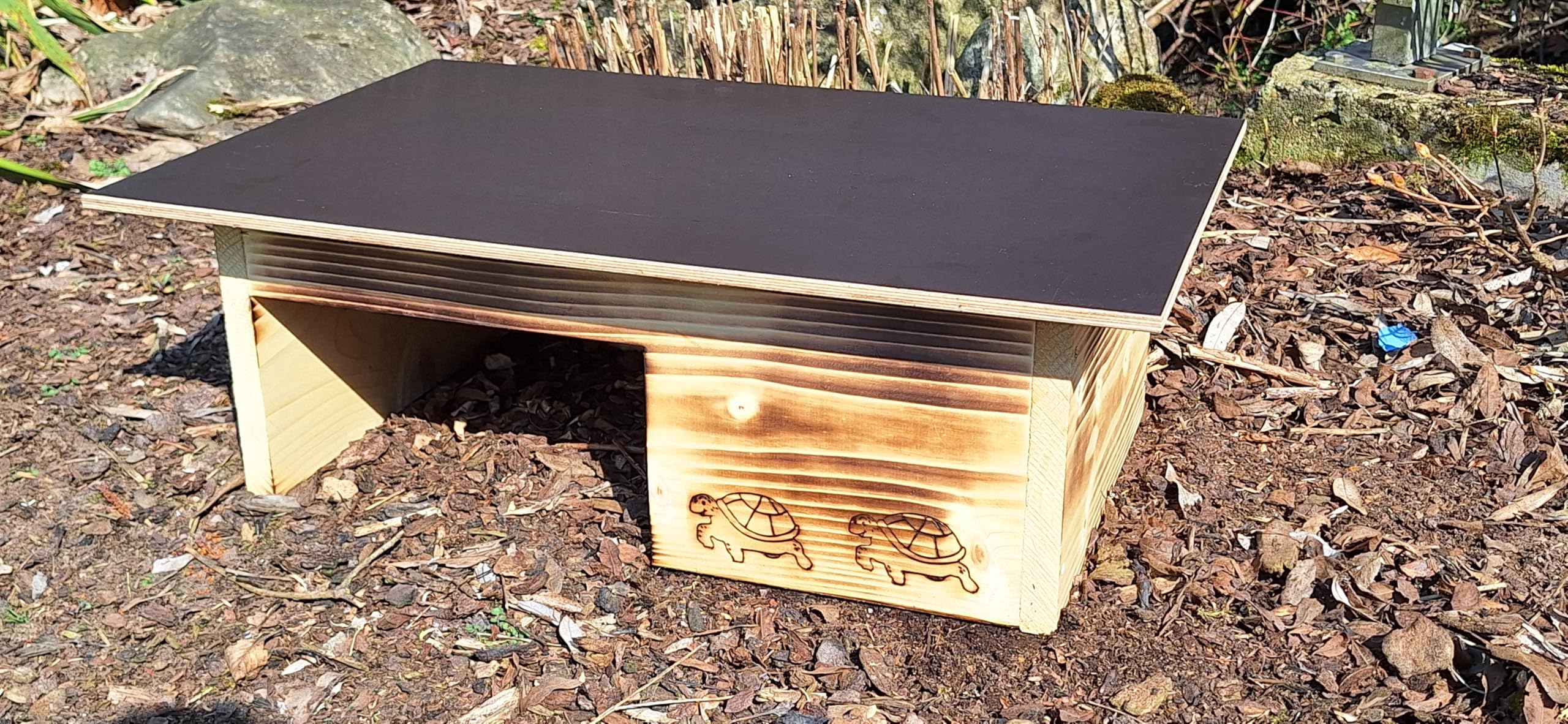 Maison de tortue de qualité supérieure (SH11) en bois massif de 20 mm - Résistante aux intempéries avec fond et porte - Ventilation réglable - Enclos pour tortues - Enclos pour tortues