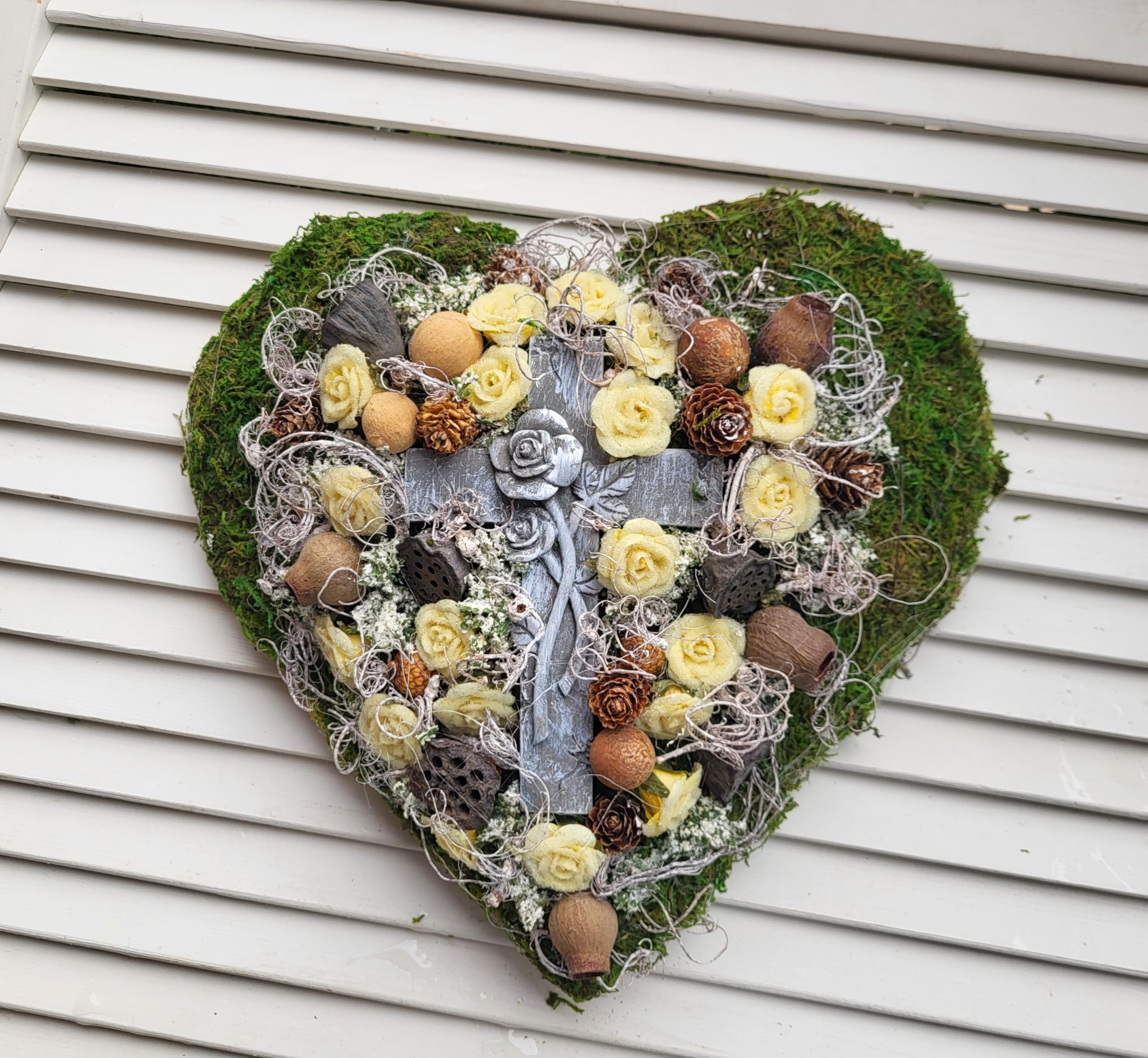 Grabgesteck Grabschmuck Grabaufleger Moosherz Grabherz Trauerherz Grab Herz Gesteck Rosen mit Kreuz