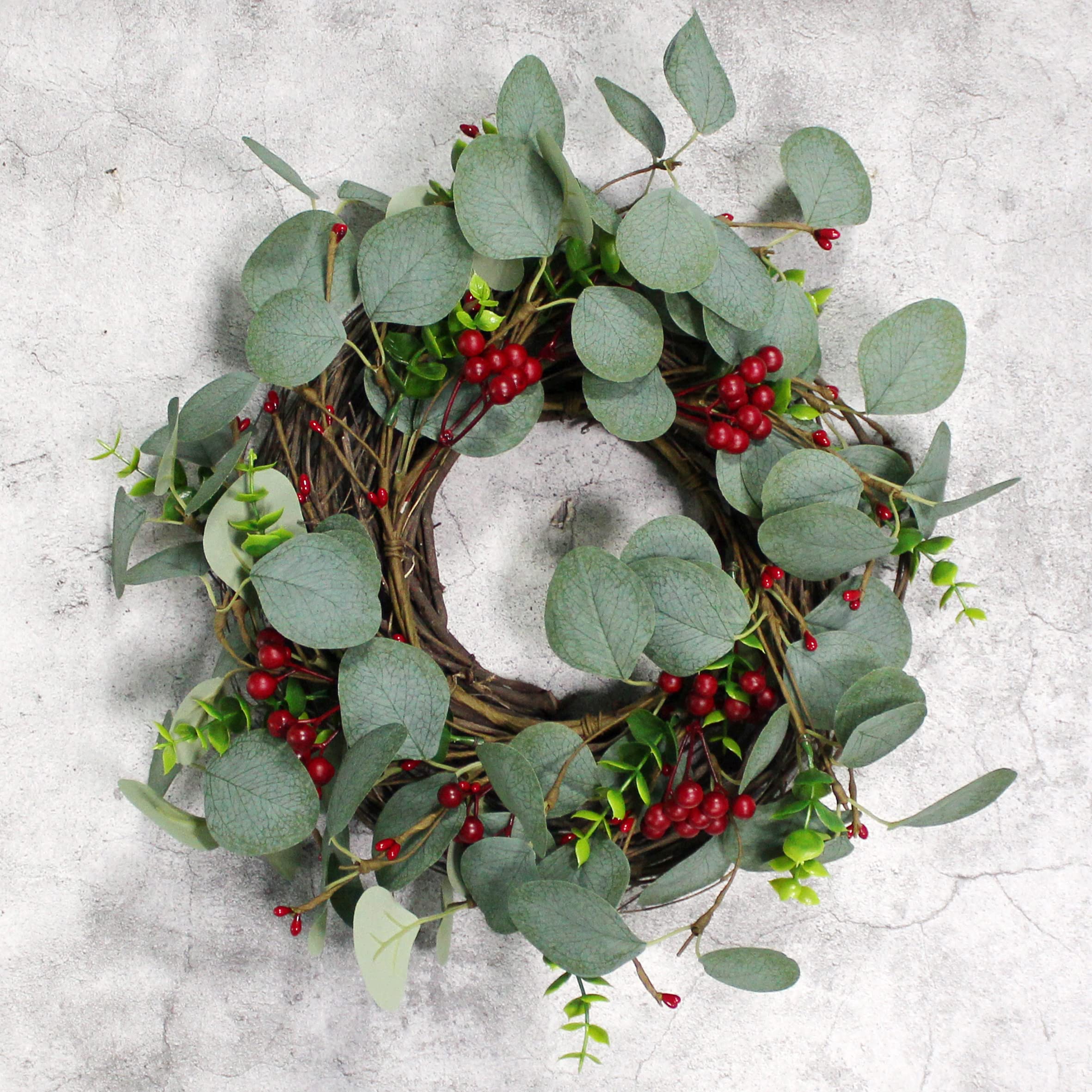 CVHOMEDECO. Couronne de Fleurs d'eucalyptus et de rameaux avec Baies Rouges, pour l'intérieur ou l'extérieur, 35,6 cm