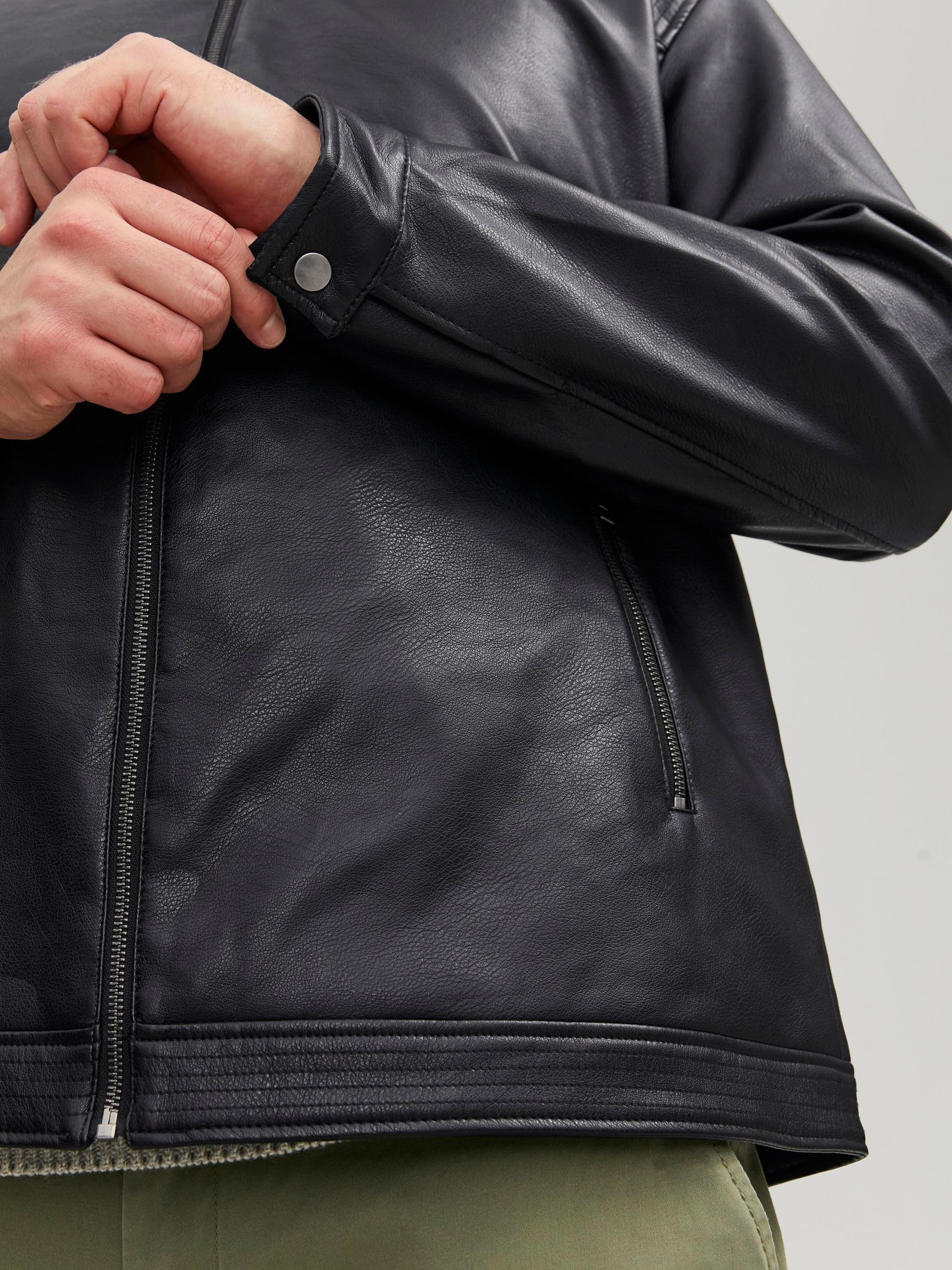 JACK & JONES Giacca in finta pelle con impunture sulle spalle con chiusura a zip sul davanti, collo alla coreana e tasche laterali con zip.