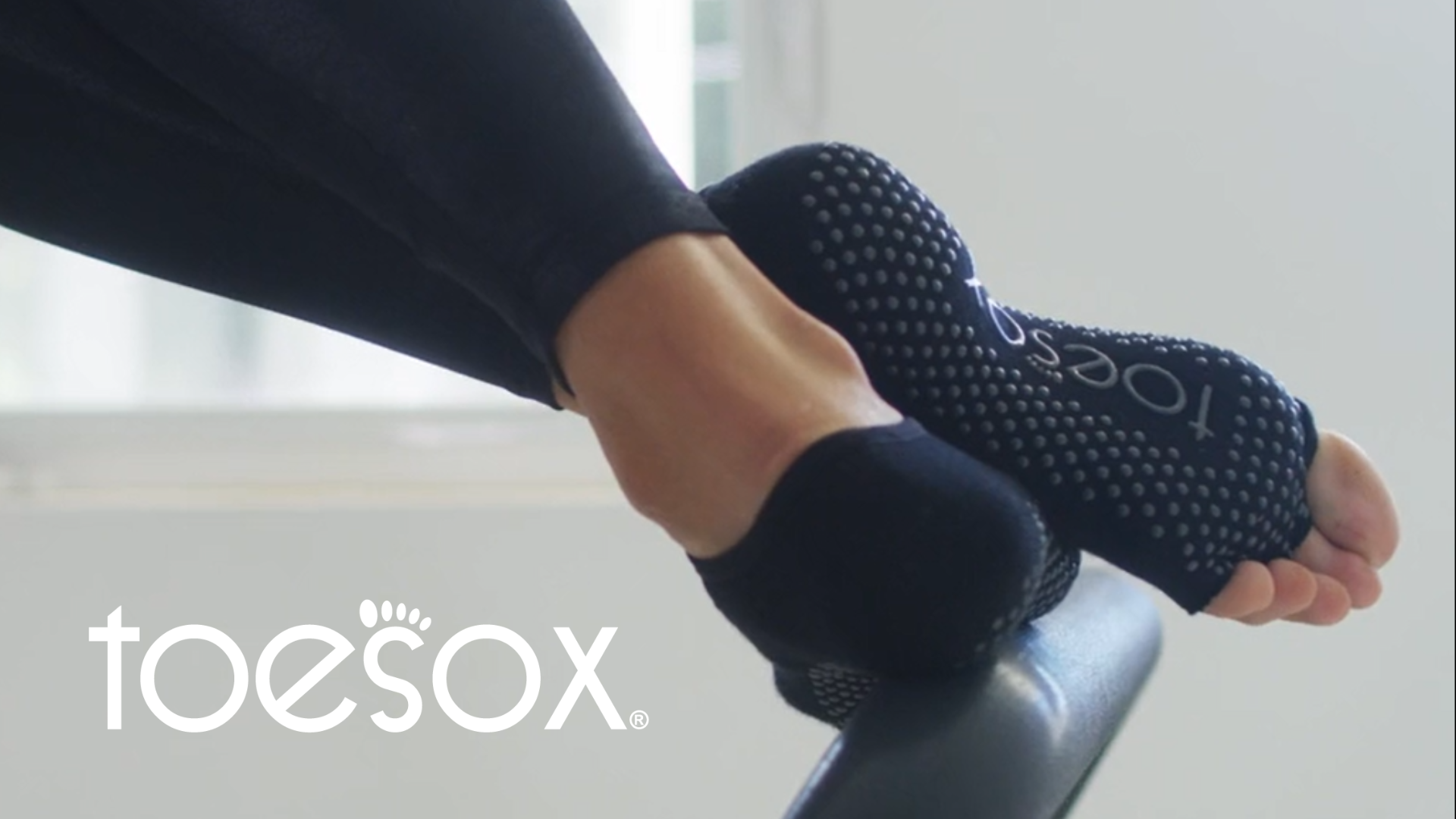 Amazon.com: toesox Grip Full-Toe Mia Black/Small : Clothing, Shoes