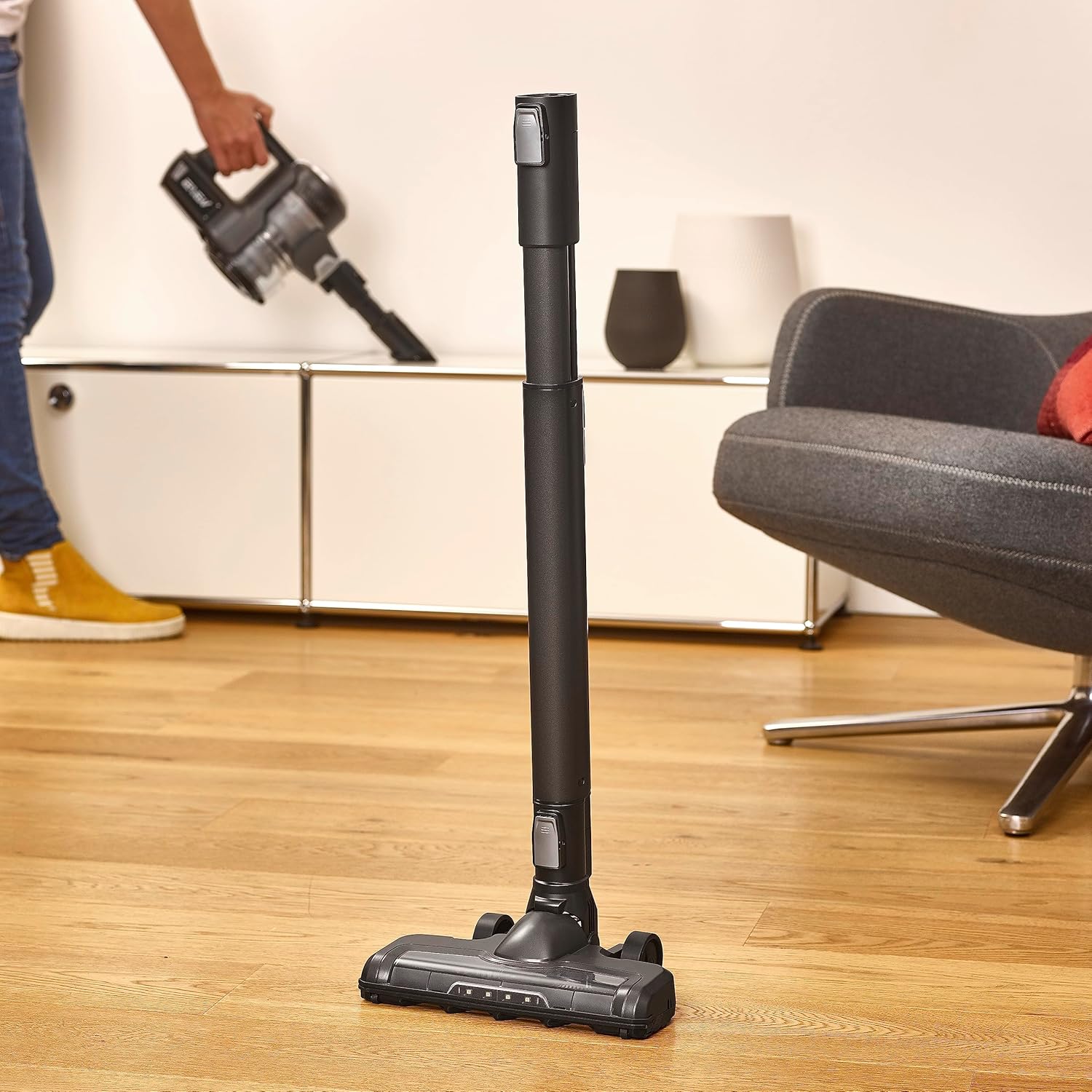 Severin HV 7155 vacuum cleaner in self-standing position with handheld unit detached
