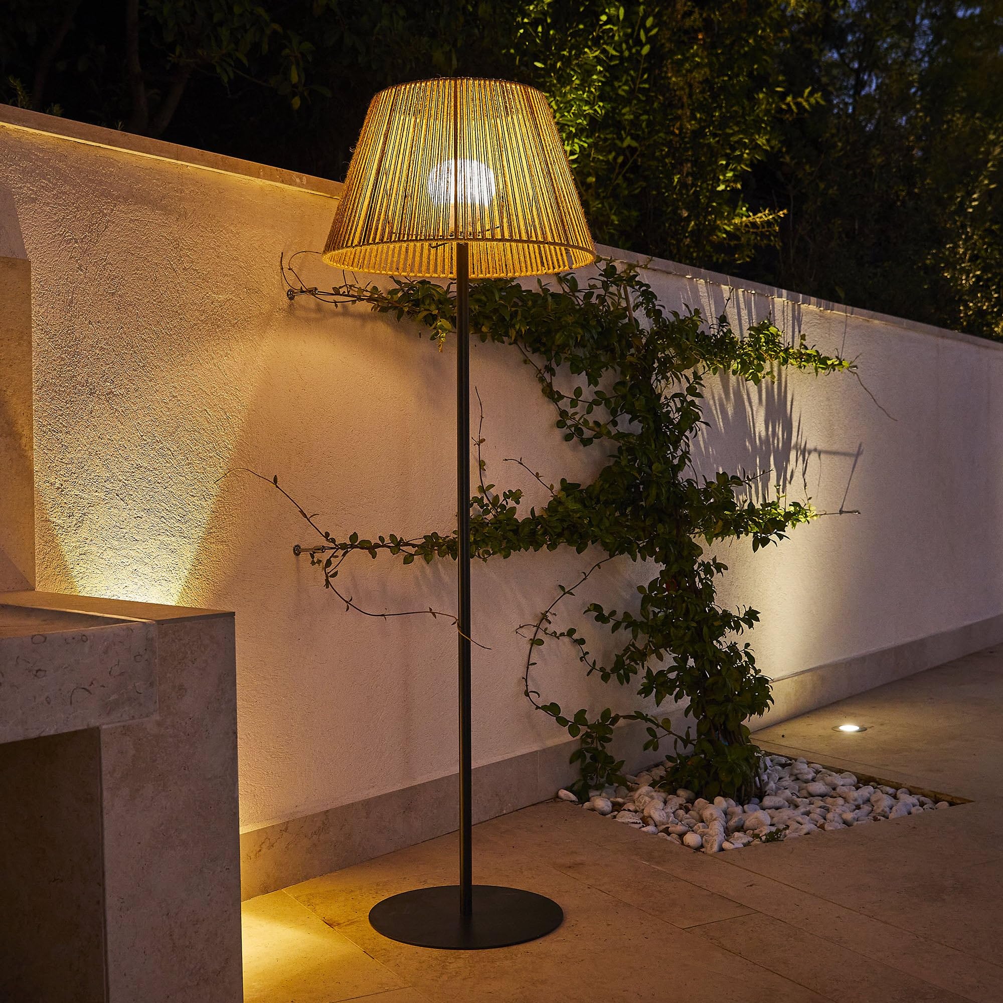 Lumisky Lámpara de pie inalámbrica pie metal LED blanco y multicolor regulable TALL RAFFY en cuerda natural H170cm con mando a distancia