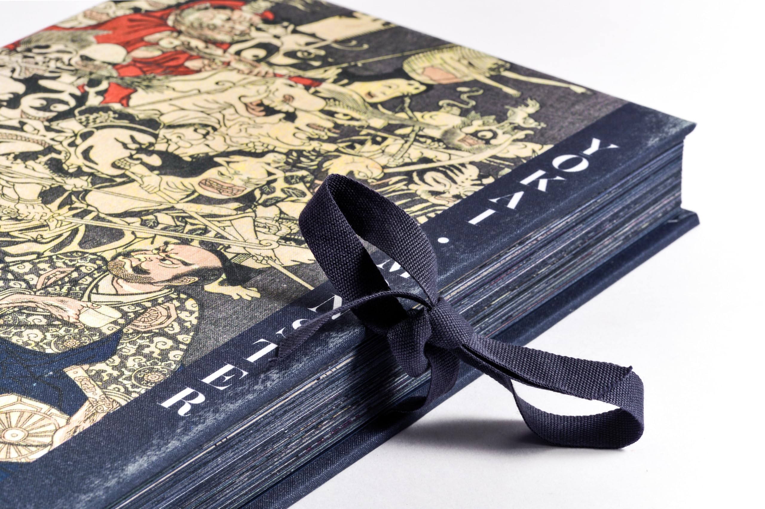 YOKAI MONSTER: in Werken der japanischen Holzschnittkunst - vereint in einer prachtvollen Ausgabe mit Seidenüberzug, schwarzem Farbschnitt und Verschlussbändchen mit japanischer Schlauchbindung