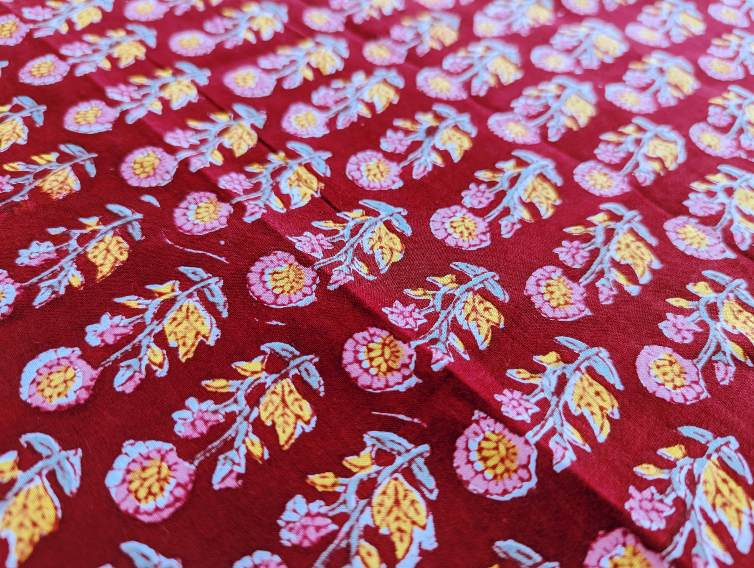 AVKA Studio Tela estampada a mano por The Yard – Precortada 3 yardas 42 pulgadas de ancho – Material 100% algodón – Patrón floral borgoña – Tela india ligera para hacer proyectos de vestidos de verano