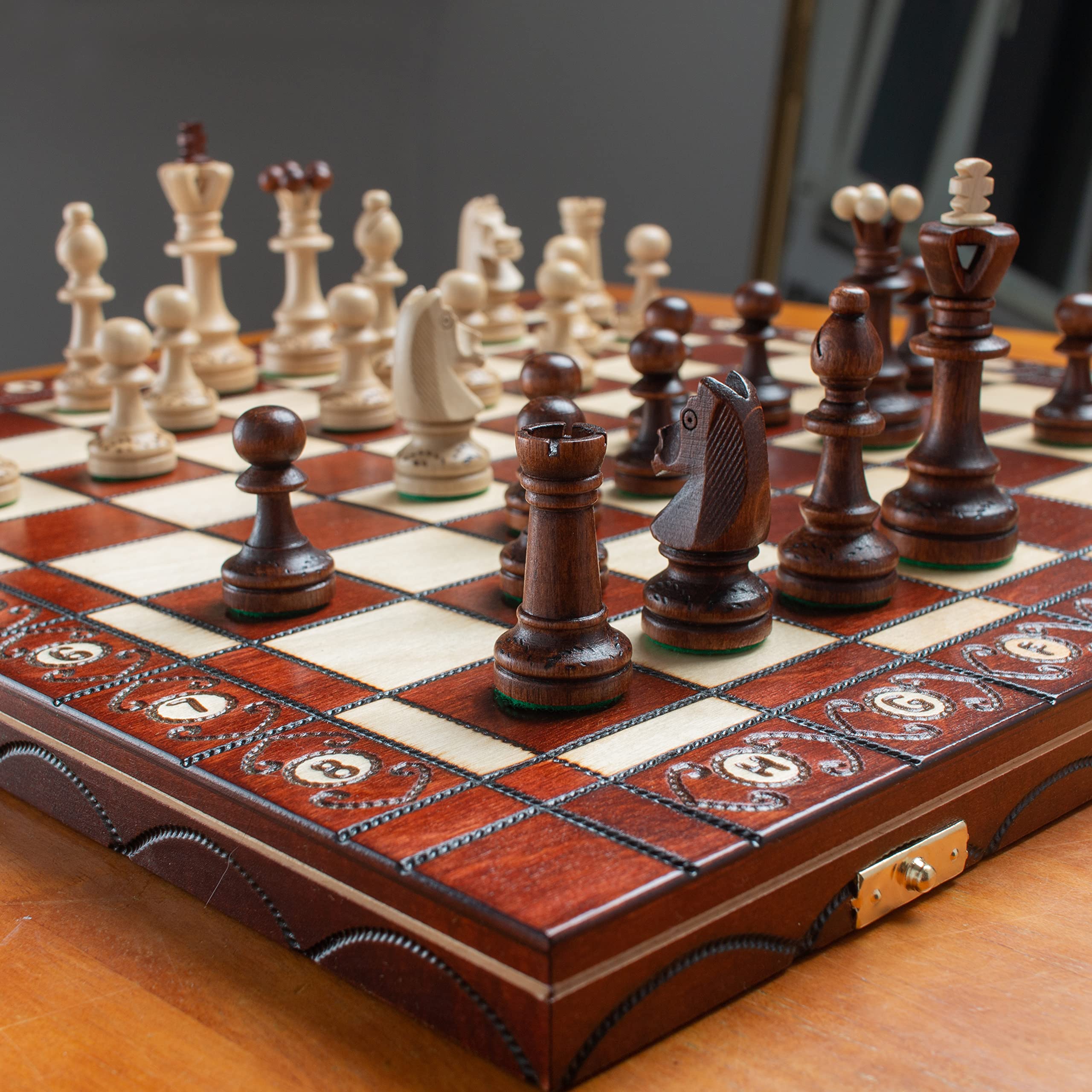 Master of Chess Scacchiera in Legno “SENATOR” 41 cm - Fatto a Mano Grandi Scacchiera Portatile - Set di Scacchi Pieghevoli per Bambini e Adulti - Ornamenti Bruciati