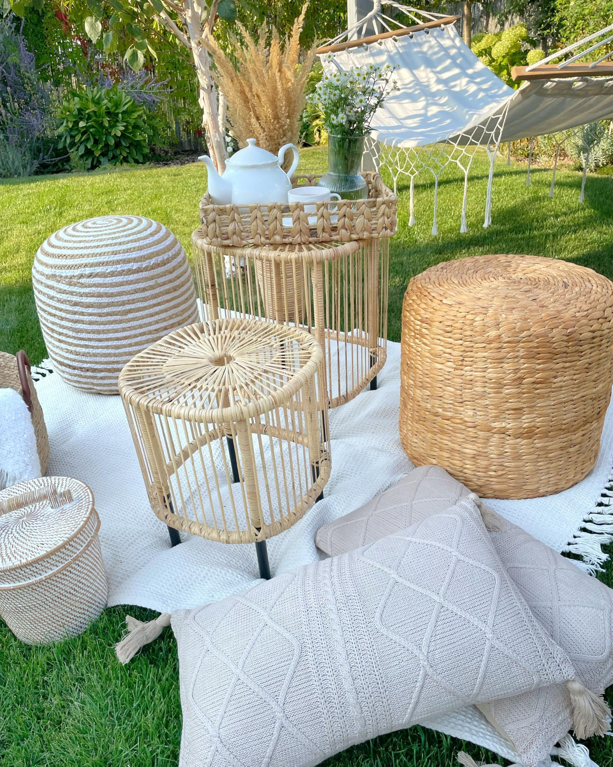 Boho pleciony okrągły puf do salonu juta 40 x 40 x 40 cm beżowa z białymi paskami Resafa