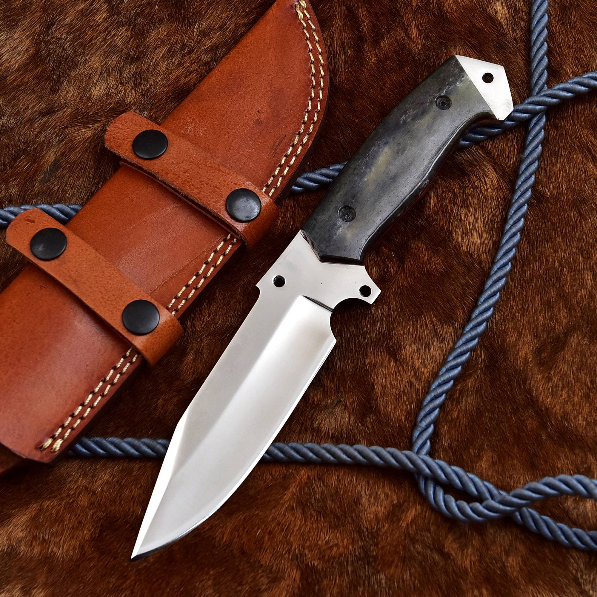 Couteau Bowie Fait Main – Lame Fixe 9 Pouces – Acier Carbone – Manche Corne – Gaine Cuir