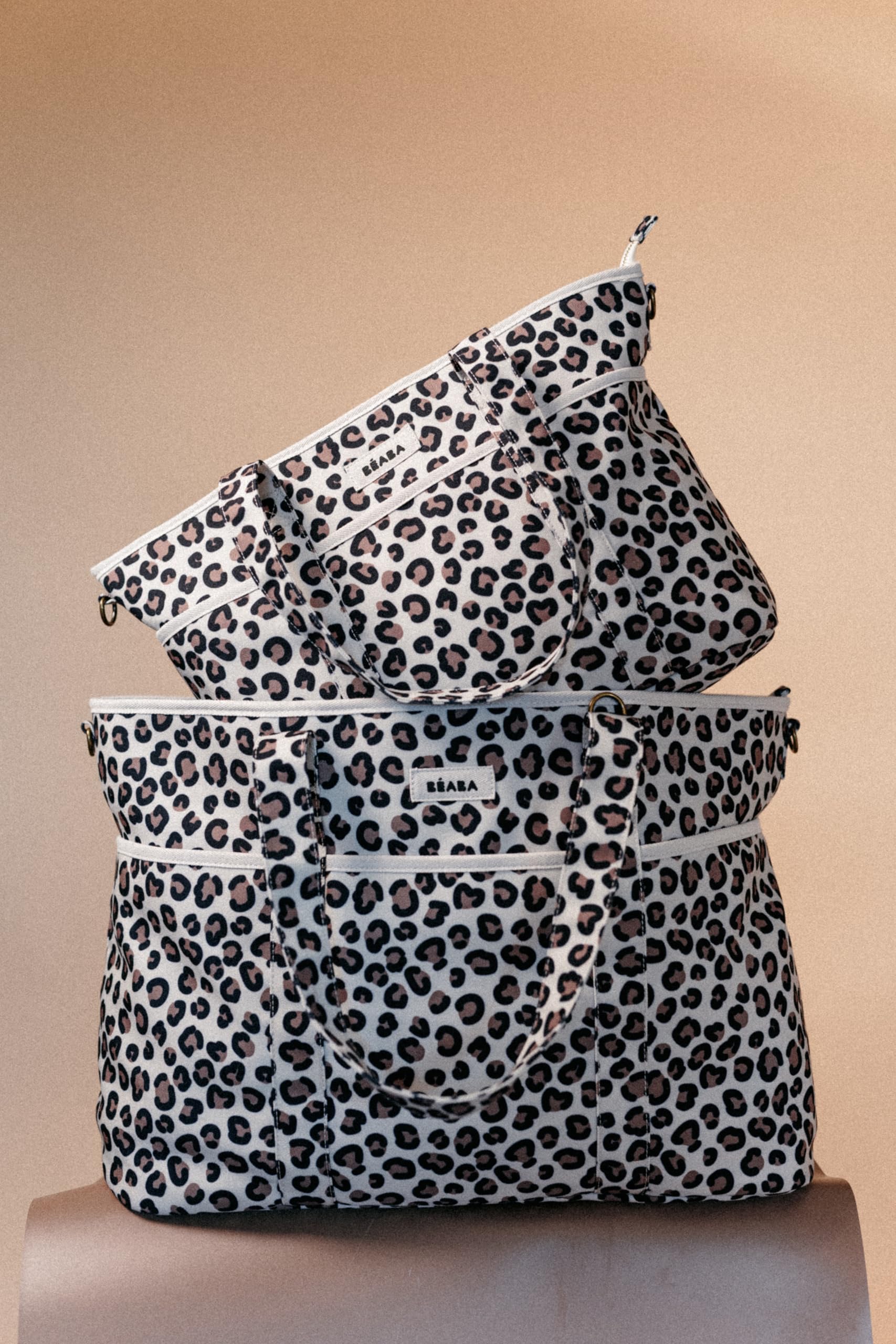 Béaba, Wickeltasche Madrid Modular 22L, großer Tote Bag, Baby-Wickeltasche für Eltern mit 11 Fächern, Isoliertasche, Kinderwagenbefestigung, Wickelunterlage, Leopard Clay