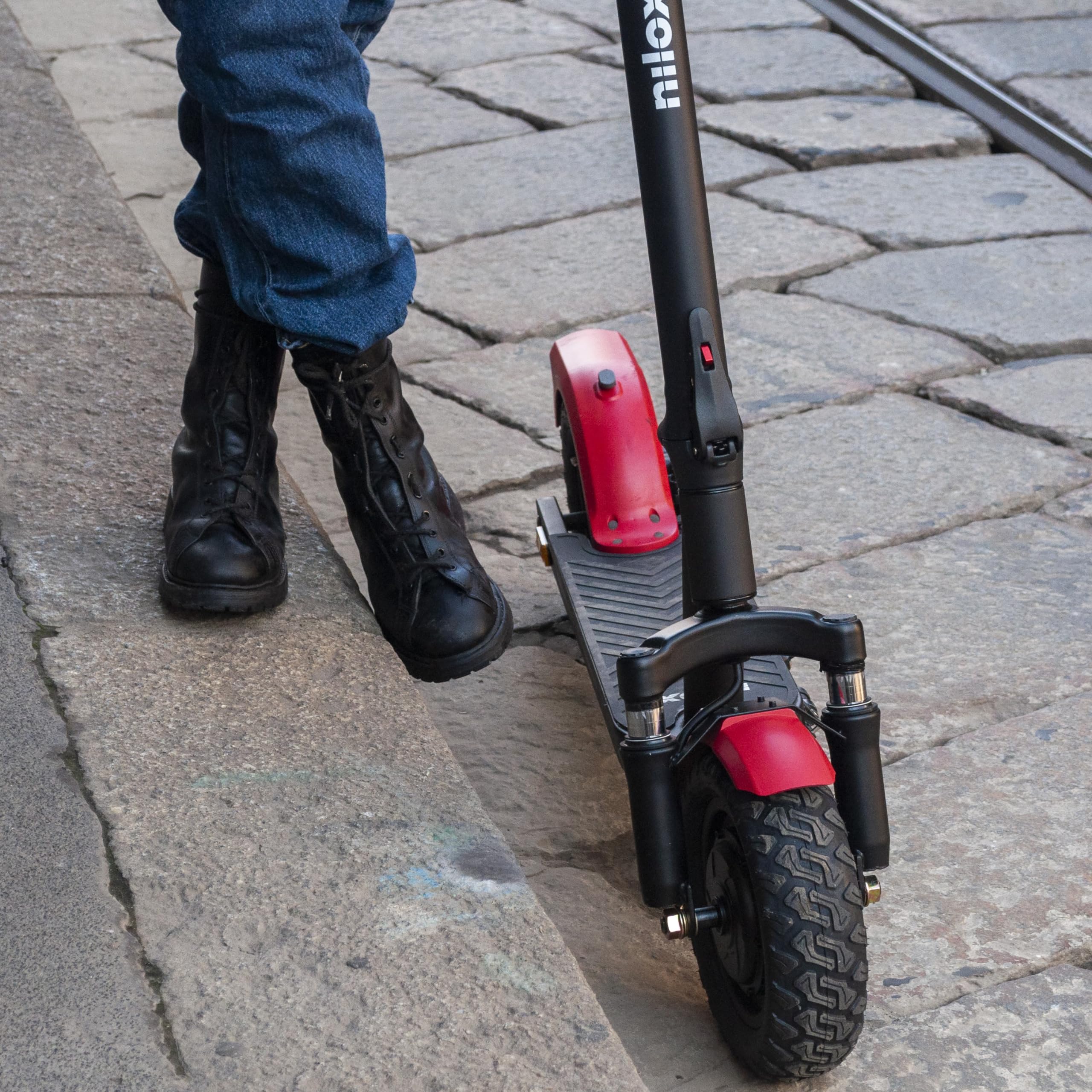 Nilox Monopattino Elettrico, Monopattino Ripiegabile con Ruote Offroad da 10'', Batteria 36V 10Ah, Autonomia 30Km, Display LCD, App con Funzione di Bloccaggio