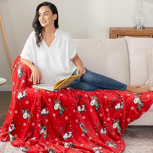 Miniatura 3 de Berkshire Blanket Peanuts - Manta pesada de Navidad, VelvetLoft de felpa de personaje lindo, Peanuts Be Merry and Bright Green, 60 x 70 pulgadas