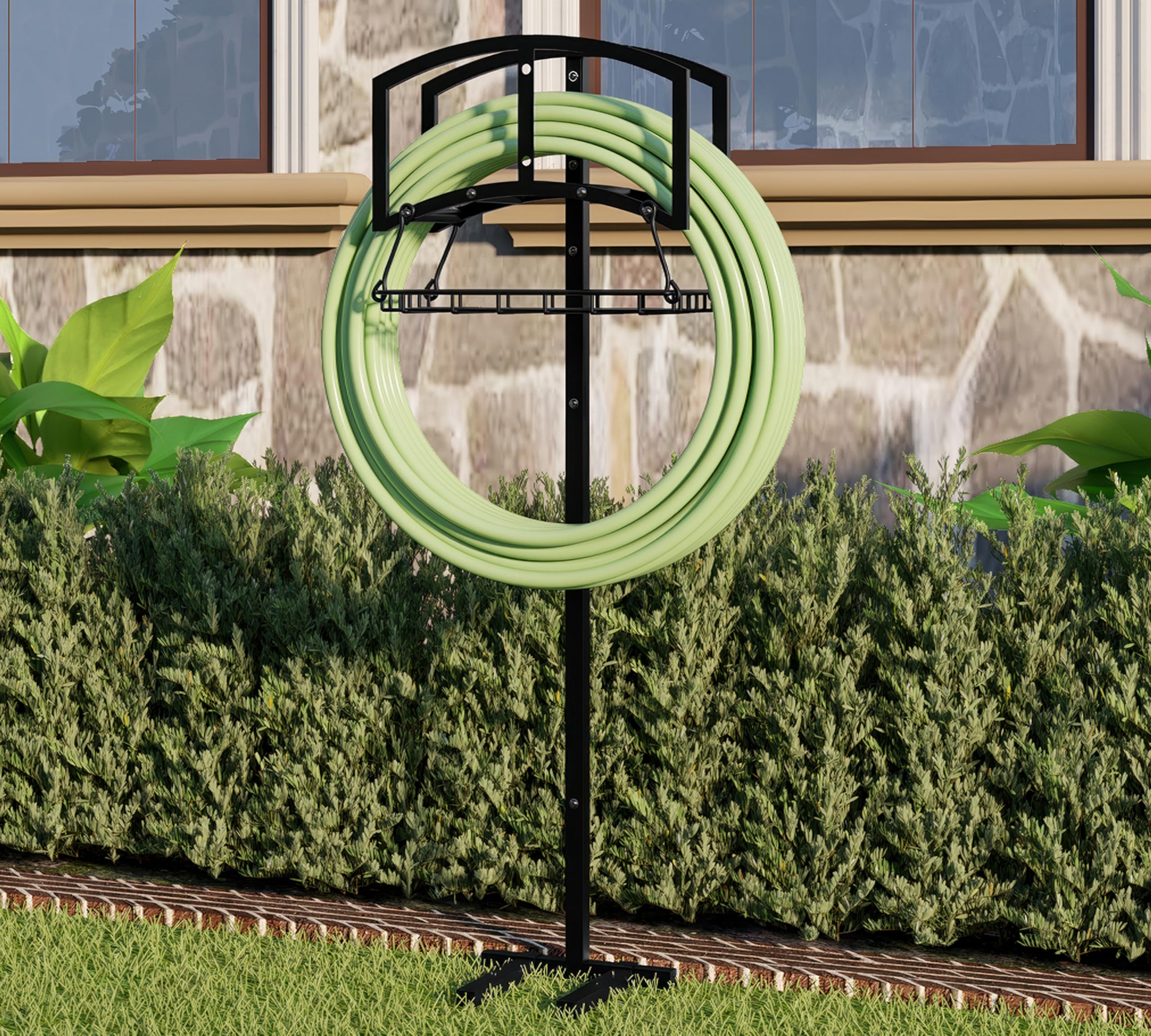 Soporte para manguera de jardín con cesta de almacenamiento, organizador de manguera independiente resistente, recubierto de polvo negro, diseño desmontable con capacidad para manguera de 150