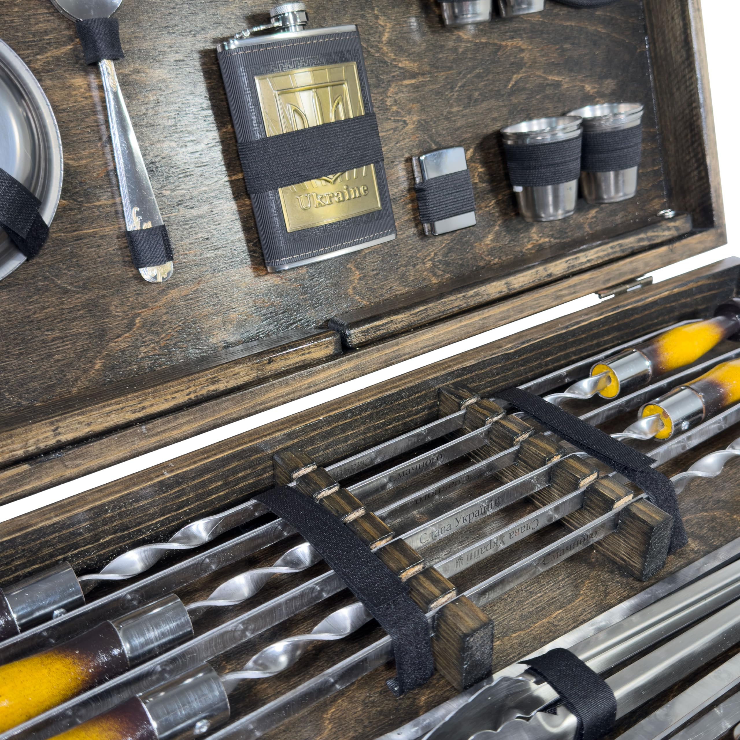 BBQ Grill Geschenkset im Holzkoffer mit Tischfunktion & ukrainischer Symbolik – Premium Grillzubehör für Männer - Geschenk Flasche – Outdoor Grillset für Camping & Garten