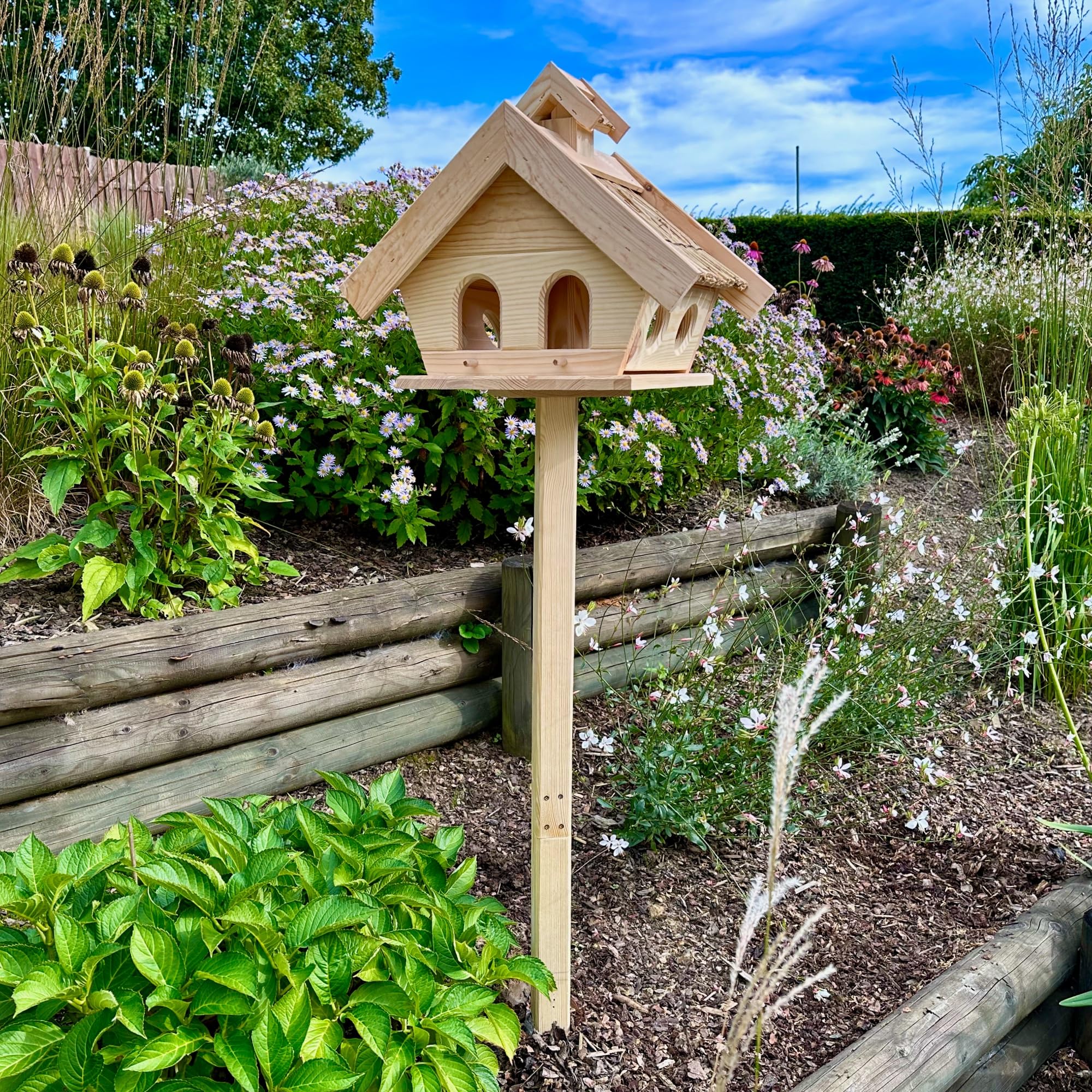 GARTENETAGE Vogelhaus Holz mit Reetdach und 2in1 Ständer/Vogelhaus mit Ständer wetterfest und stabil/Vogelfutterhaus mit Ständer/Robustes Vogelhäuschen für Balkon und Garten