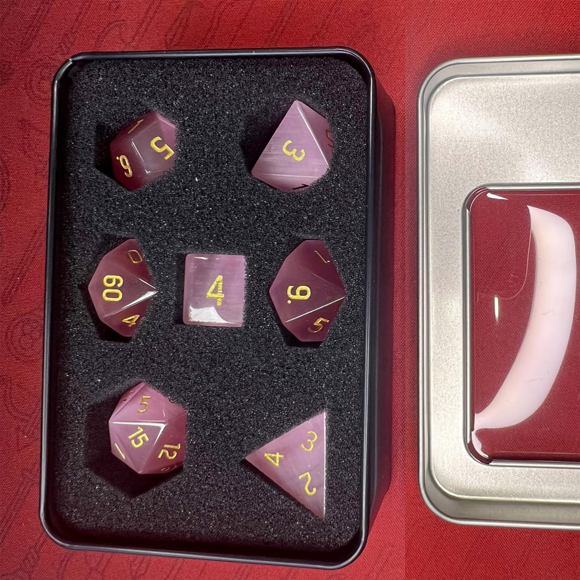 Epic Forge Semi Precious Pierre Dice - Zestaw 7 kości z metalowym pudełkiem - Cat's Eyes- różowe