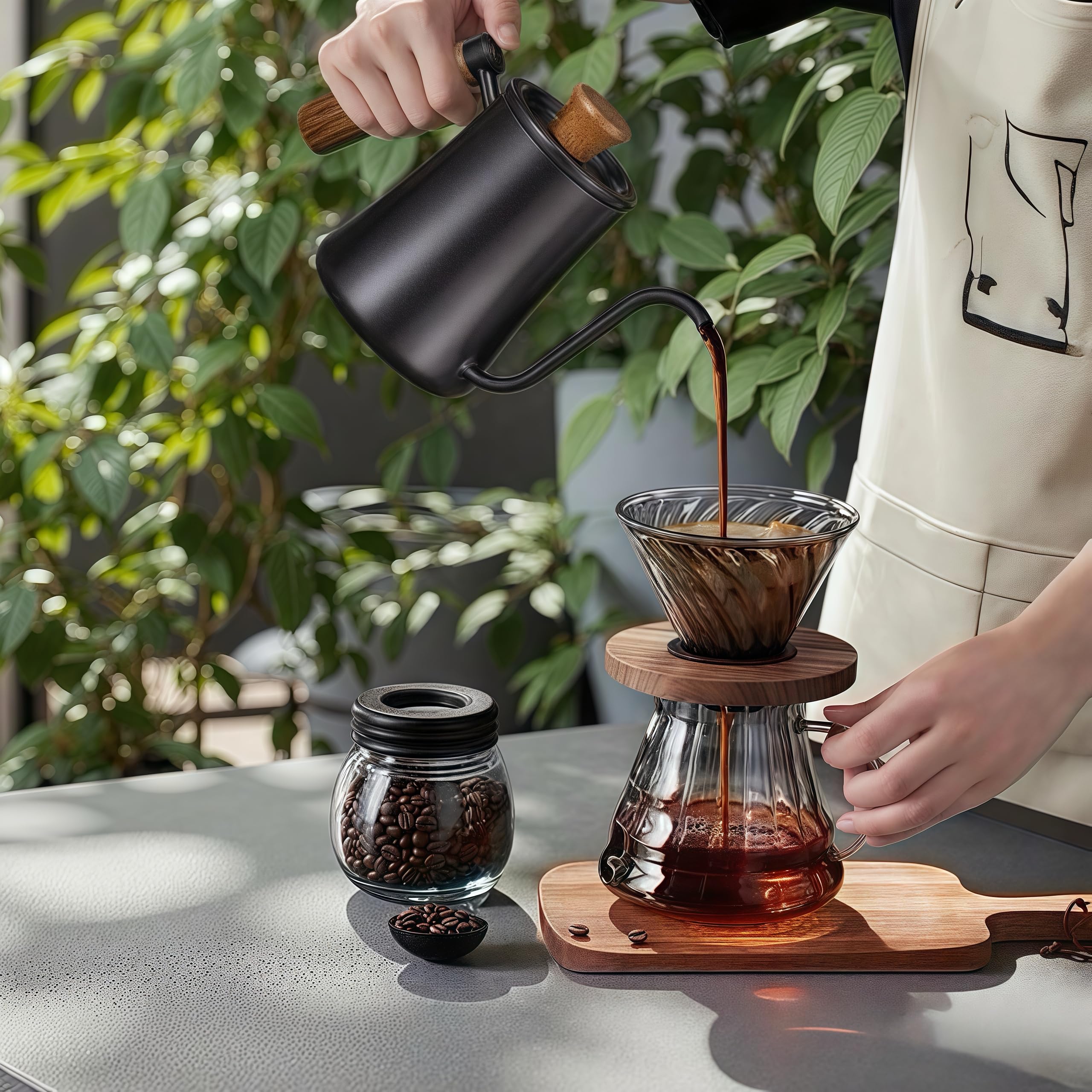 Slimme zwanenhals waterkoker, giet over koffie