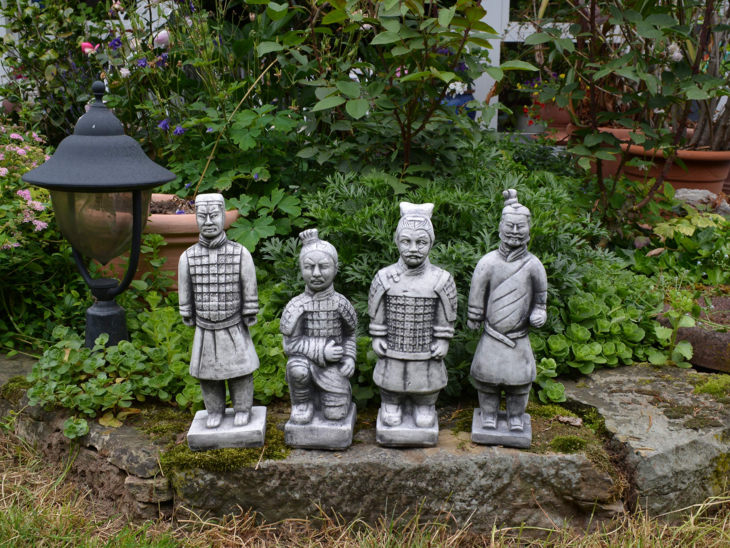 gartendekoparadies.de Vier chinesische Terrakotta-Krieger im Set, Steinfigur, H. 31-37 cm, 10 kg, Grau, frostsicher aus Steinguss für Außenbereich
